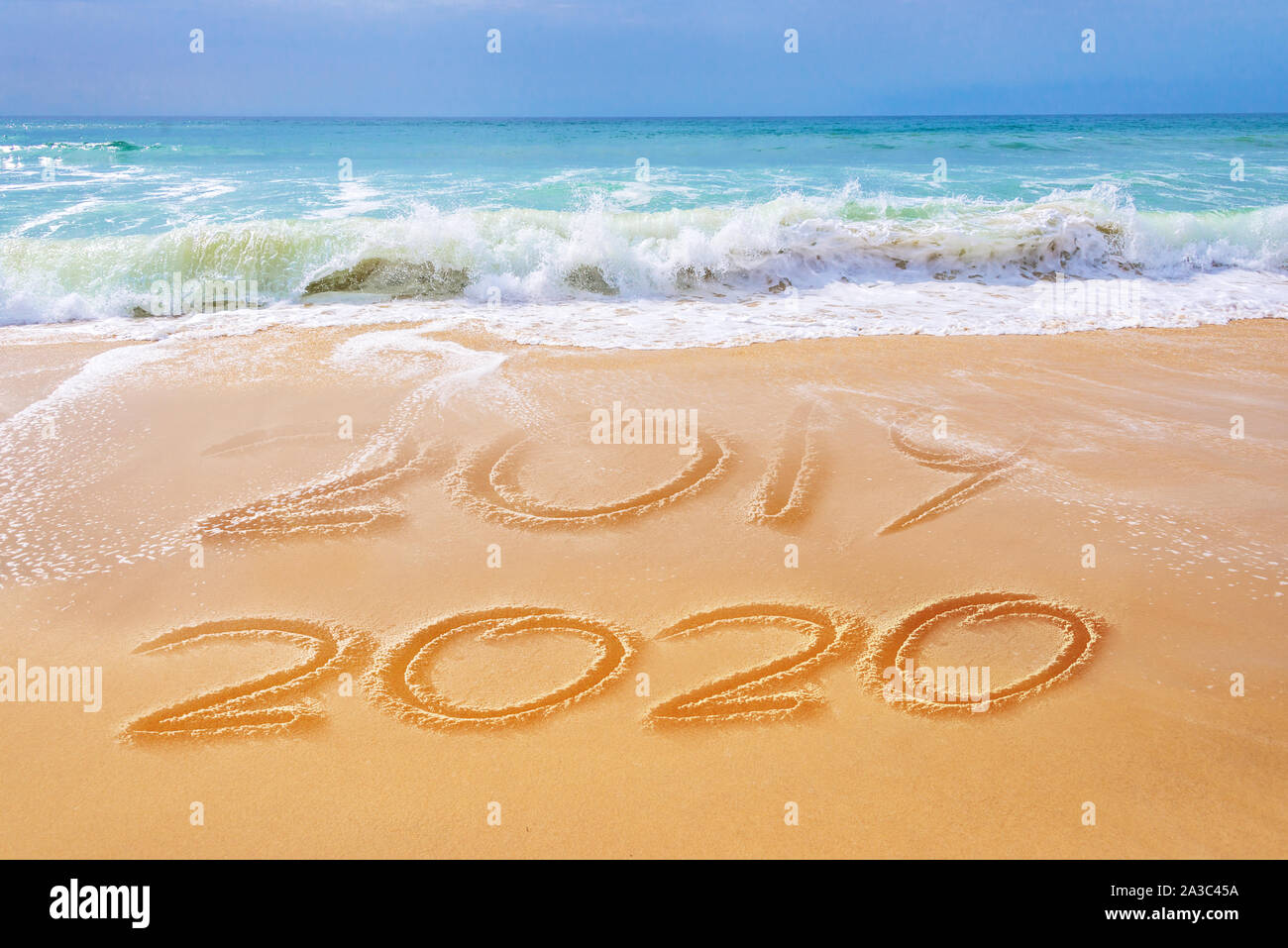 2020 écrit sur le sable d'une plage, nouvel an 2020 voyage concept et carte de souhaits Banque D'Images