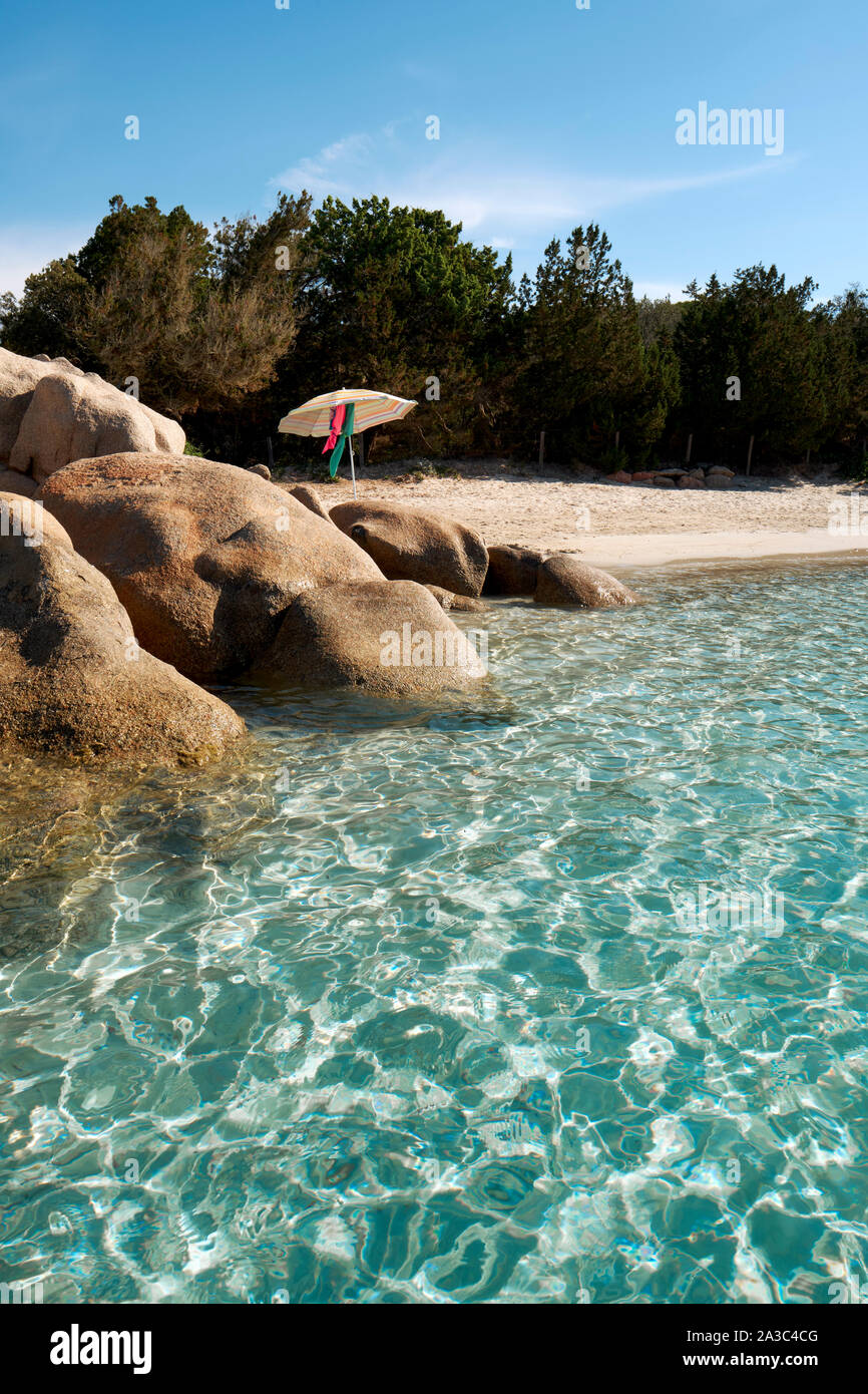 Une Eau Claire Plage De Sable Blanc Et De Roches Avec