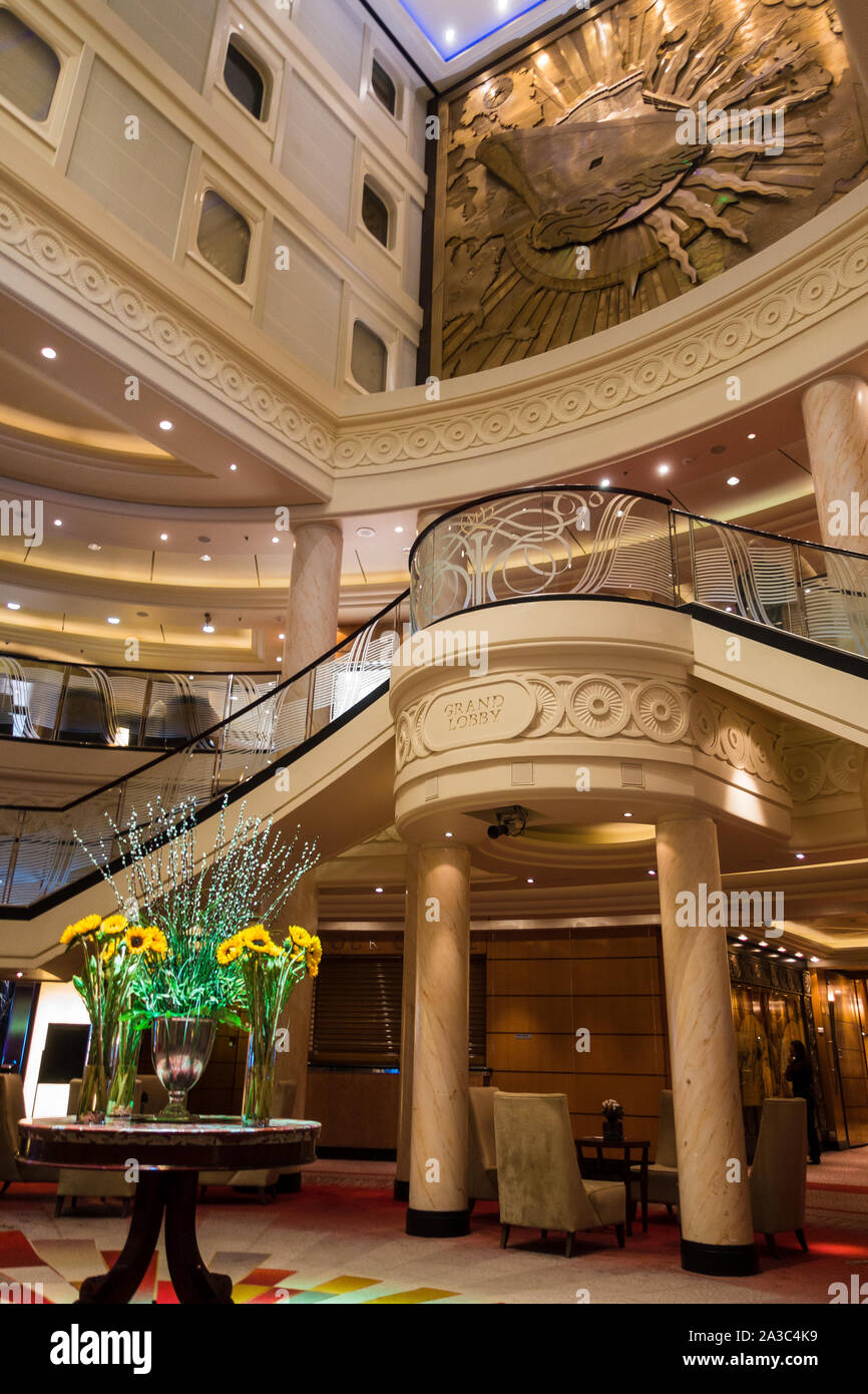 Les fleurs fraîches dans le Grand Hall Queen Mary 2 Banque D'Images