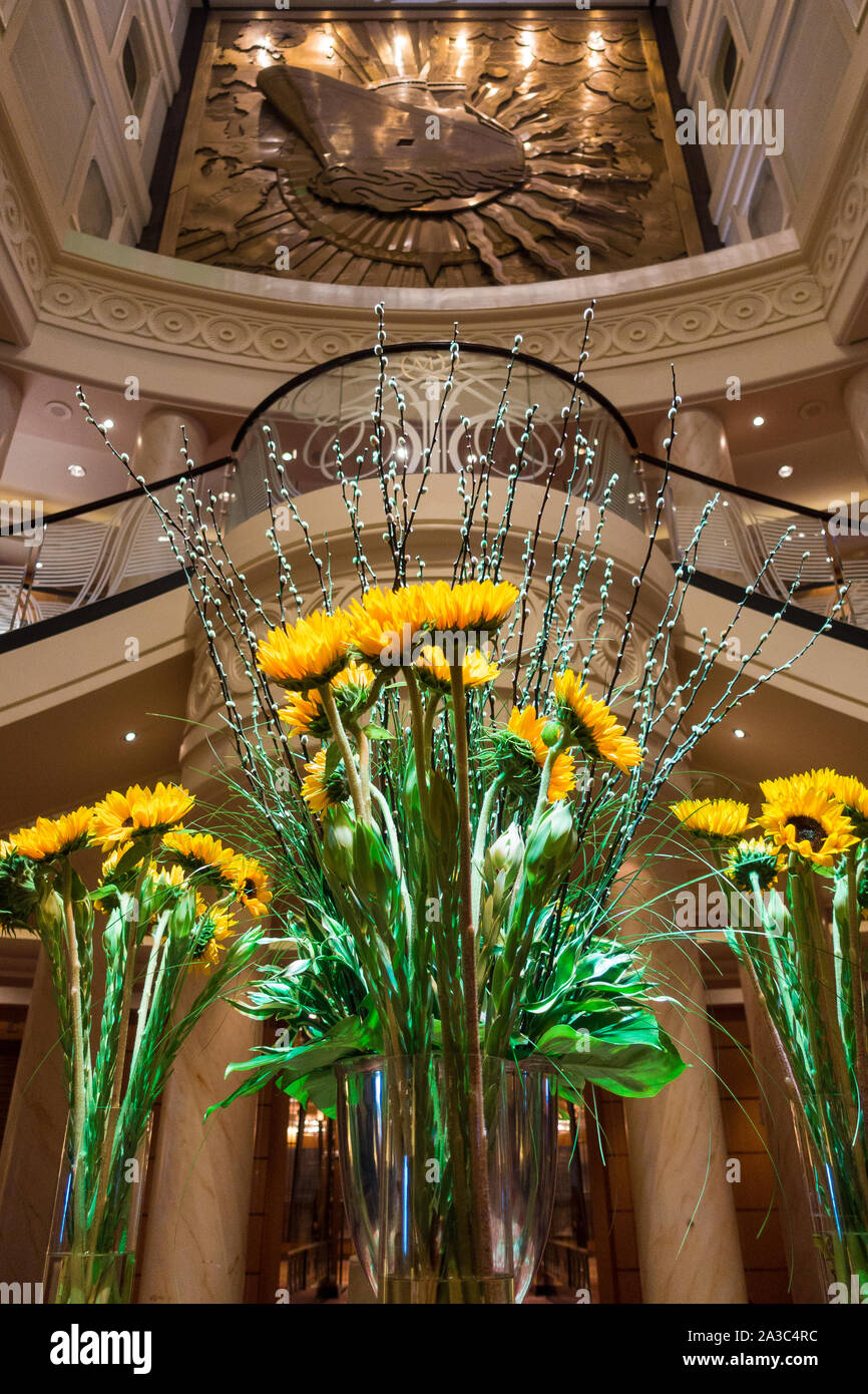 Les fleurs fraîches dans le Grand Hall Queen Mary 2 Banque D'Images