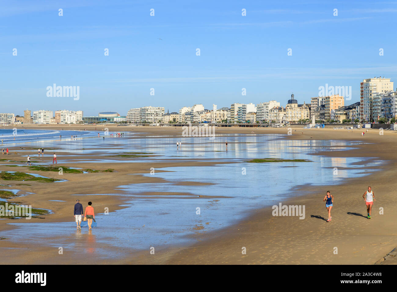 En France, en Vendée, Les Sables d'Olonne, mer et grande plage de Tanchet // France, Vendée (85), Les Sables-d'Olonne, front de mer et grande plage de Banque D'Images