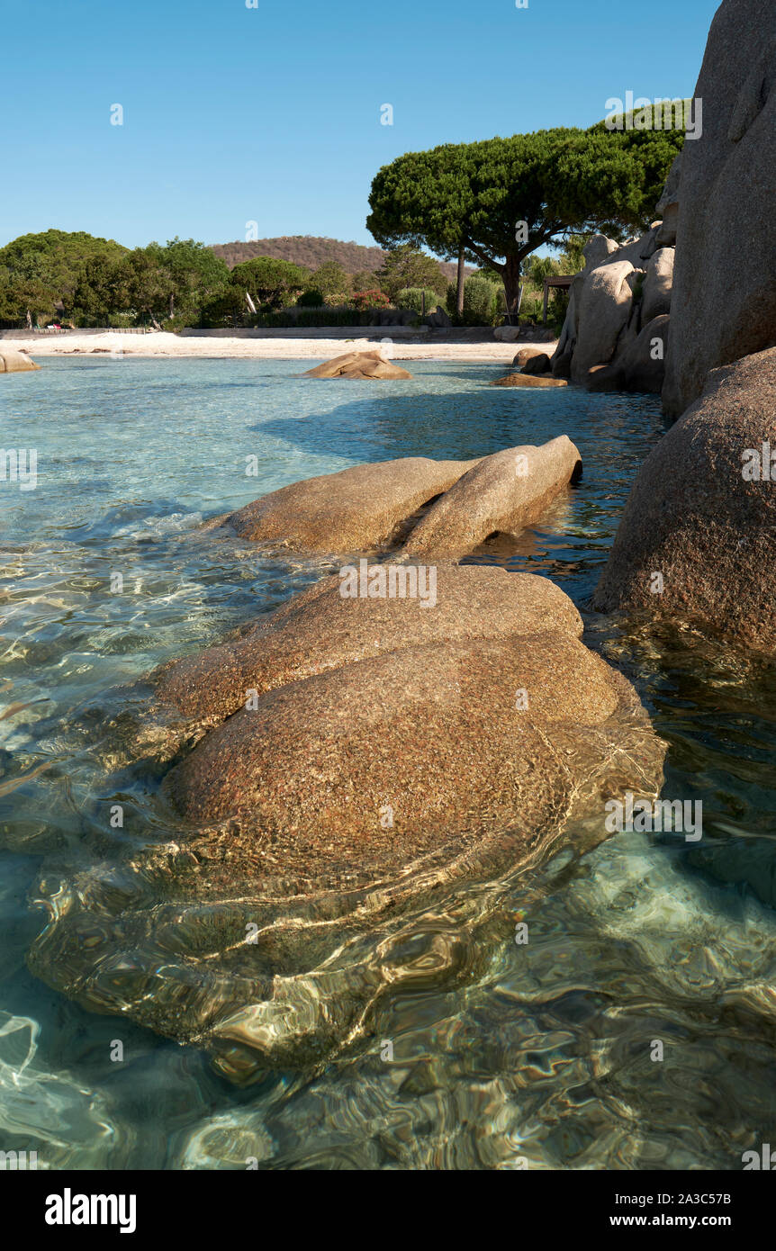 Leau Claire Et Les Roches De Sable Blanc De La Plage De