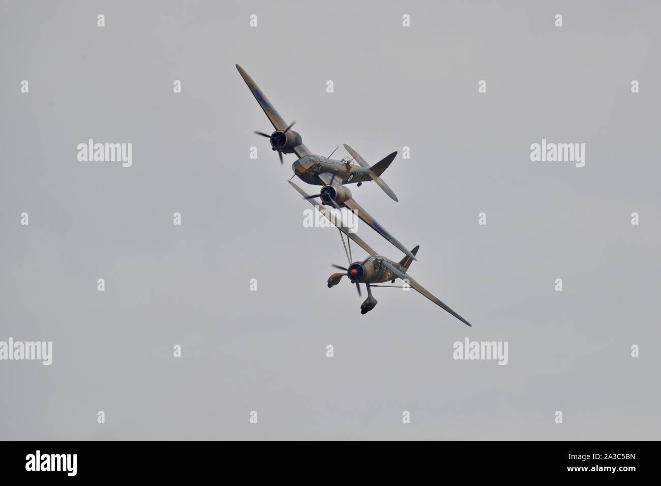 Bristol Blenheim Mk.I (G-BPIV) et Westland Lysander Mk.III V9312 (G-CCOM) battant ensemble au 2019 Flying Legends Airshow à Duxford Banque D'Images