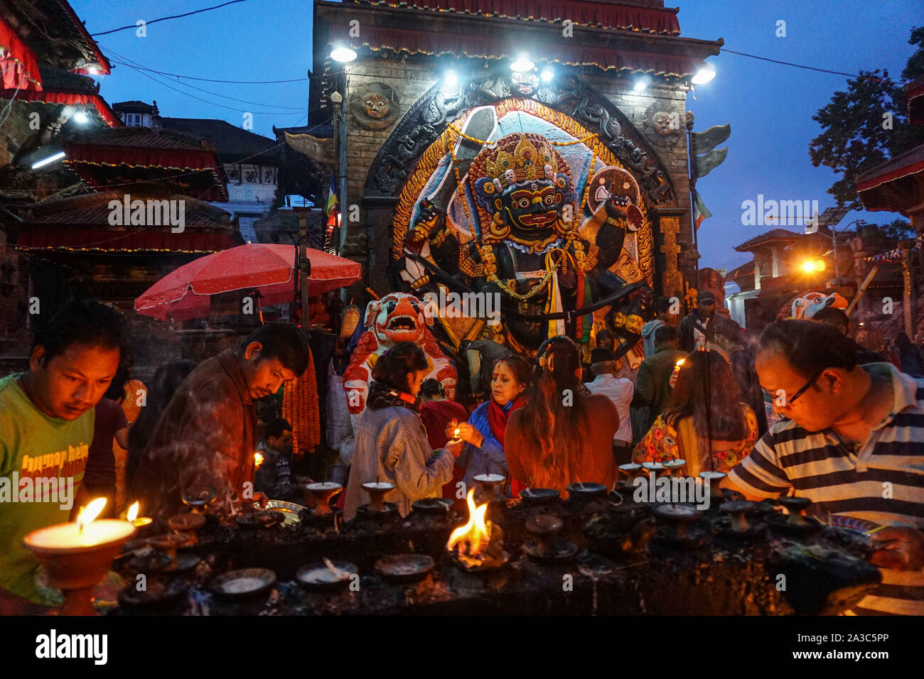 Katmandou, Népal. 07Th Oct, 2019. Les dévots offrent des lampes à beurre à l'idole de Kal Bhairav pendant le festival.Dashain est célébré pour marquer la victoire d'après des écrits religieux hindou de Ramayan sur le mal roi démon Ravana et plus le démon Mahisasur qui terrorise les habitants de cruellement dans l'Inde sous forme d'un buffle d'eau qui fait rage. Credit : SOPA/Alamy Images Limited Live News Banque D'Images