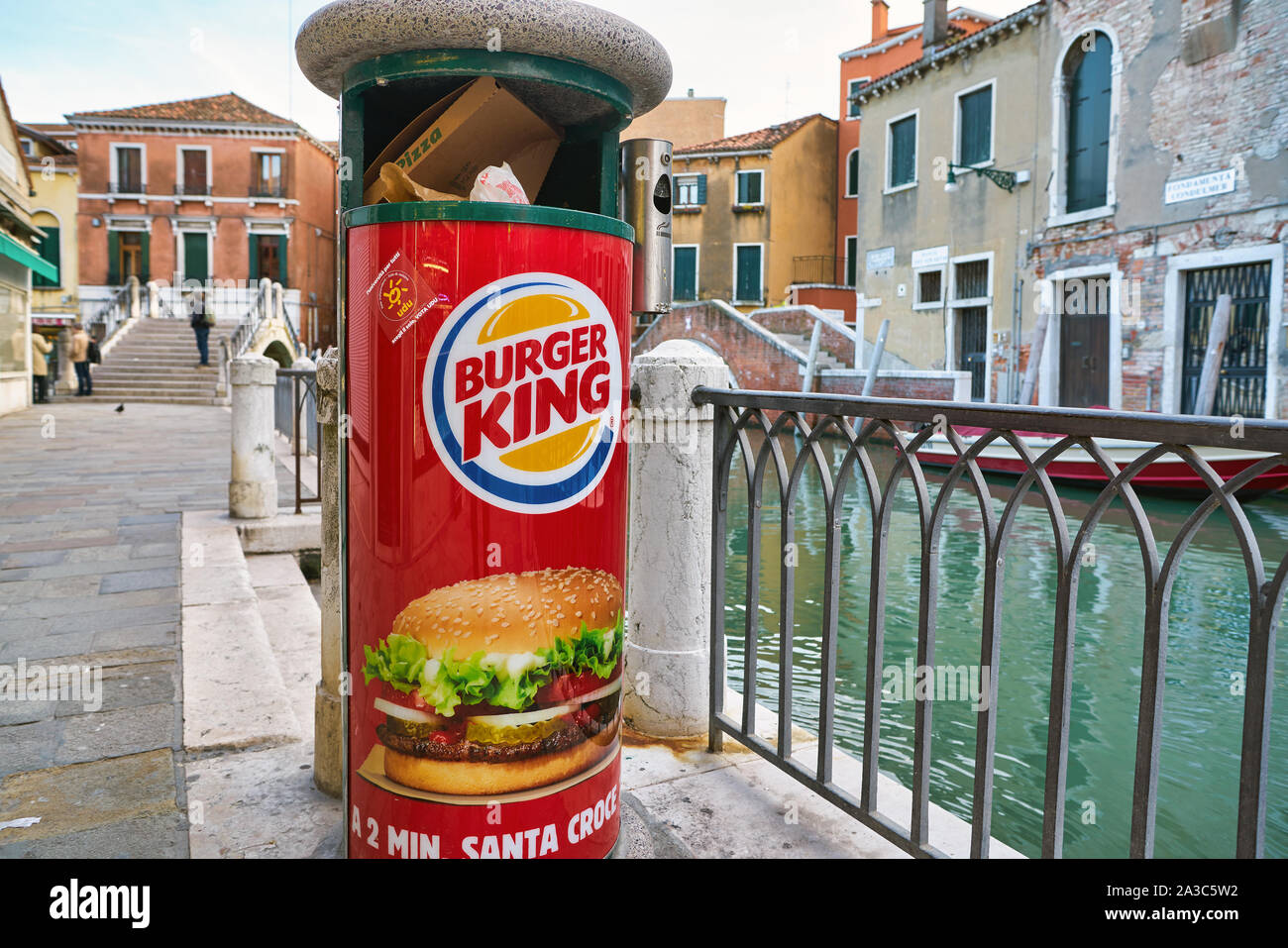 Venise, Italie - circa 2019 MAI : Burger King signe vu sur une corbeille à Venise. Banque D'Images