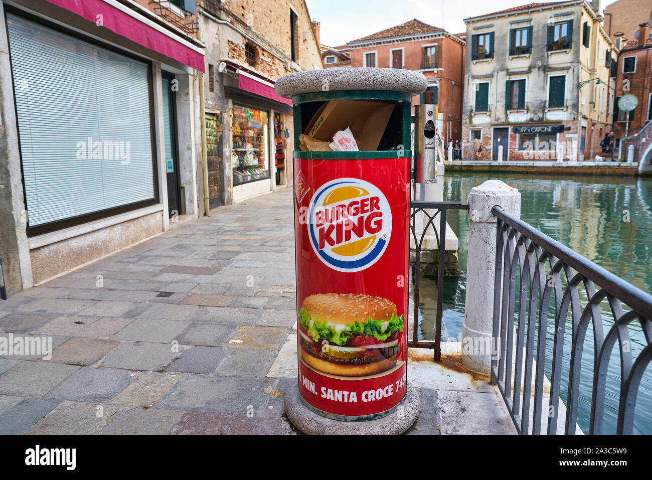 Venise, Italie - circa 2019 MAI : Burger King signe vu sur une corbeille à Venise. Banque D'Images