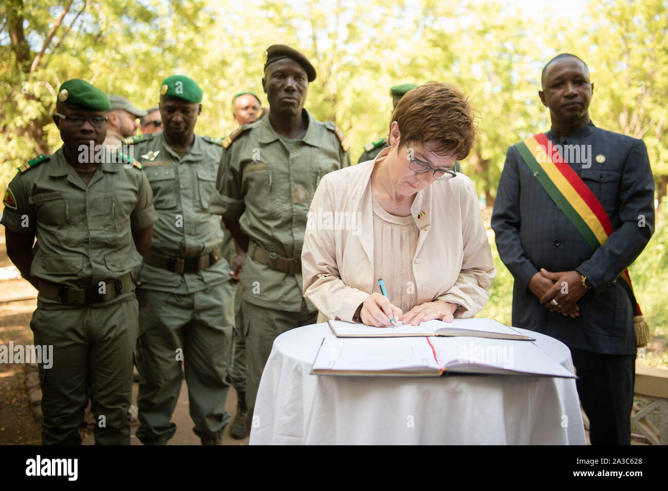 Koulikoro, Mali. 07Th Oct, 2019. Annegret Kramp-Karrenbauer (CDU), Ministre de la Défense, signe le livre d'or sur le Centre de formation des forces armées maliennes. Credit : Arne Immanuel Bänsch/dpa/Alamy Live News Banque D'Images