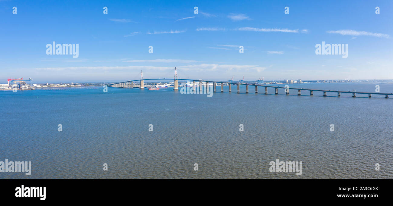 France, Loire Atlantique, Saint Brevin les Pins et Saint Nazaire, Pont de Saint-Nazaire au-dessus de l'estuaire de la Loire (vue aérienne) // France, Loire-Atlanti Banque D'Images