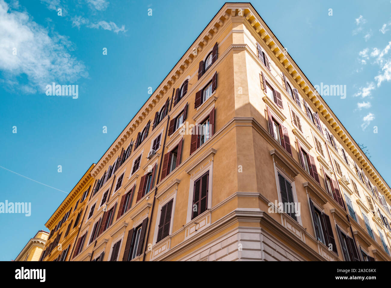 Vue d'une maison traditionnelle bâtiment architecture avec windows à Rome en Italie. Banque D'Images