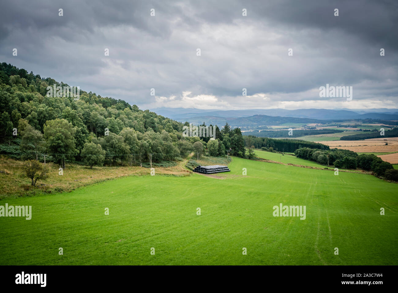 De belles collines et les terres agricoles à la vue près de Queens Tarland dans Aberdeenshire sous un ciel moody Banque D'Images