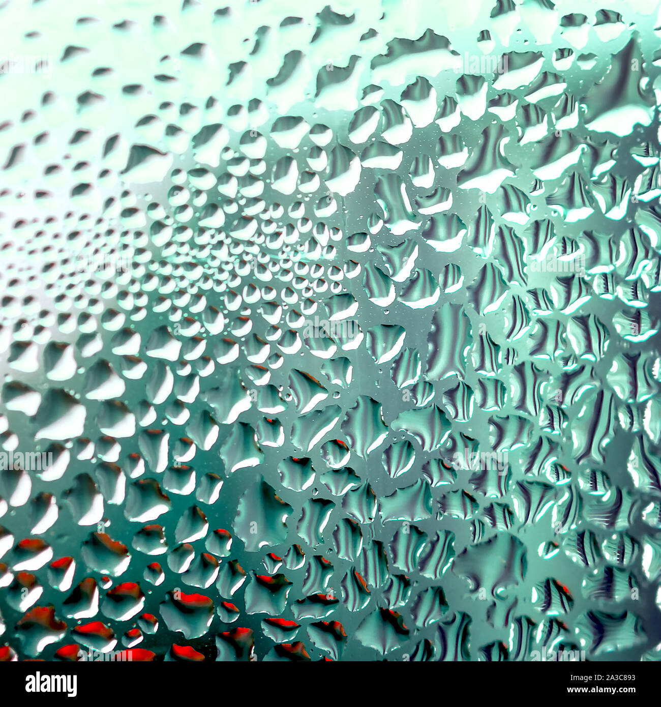 Gouttes d'eau sur verre avec dynamisme floue Blanc, Vert et Rouge. Banque D'Images