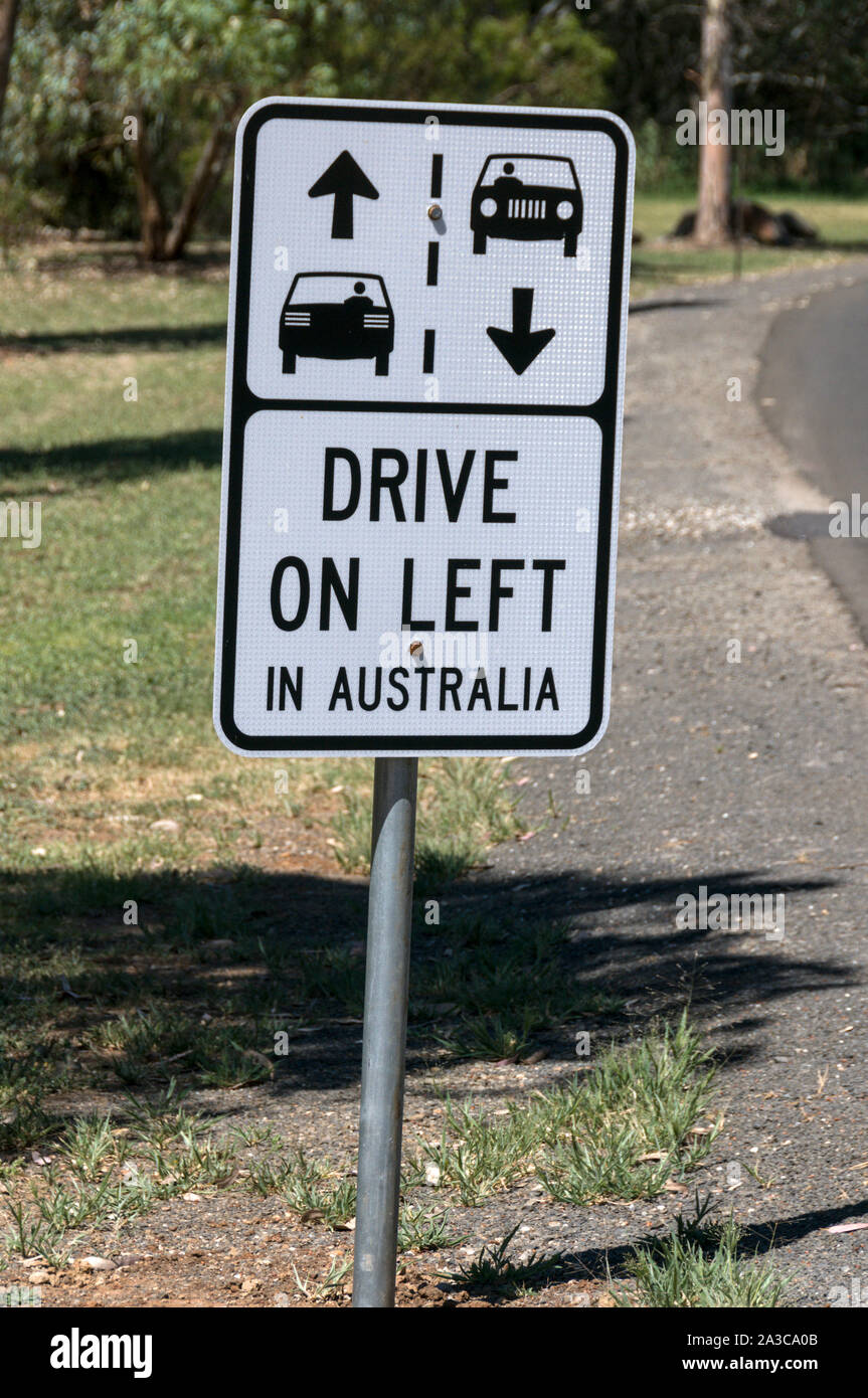 Un panneau routier, rappelant en particulier les visiteurs étrangers, à conduire sur la gauche dans la région viticole de la Barossa Valley en Australie du Sud. Il y a environ 150 W Banque D'Images