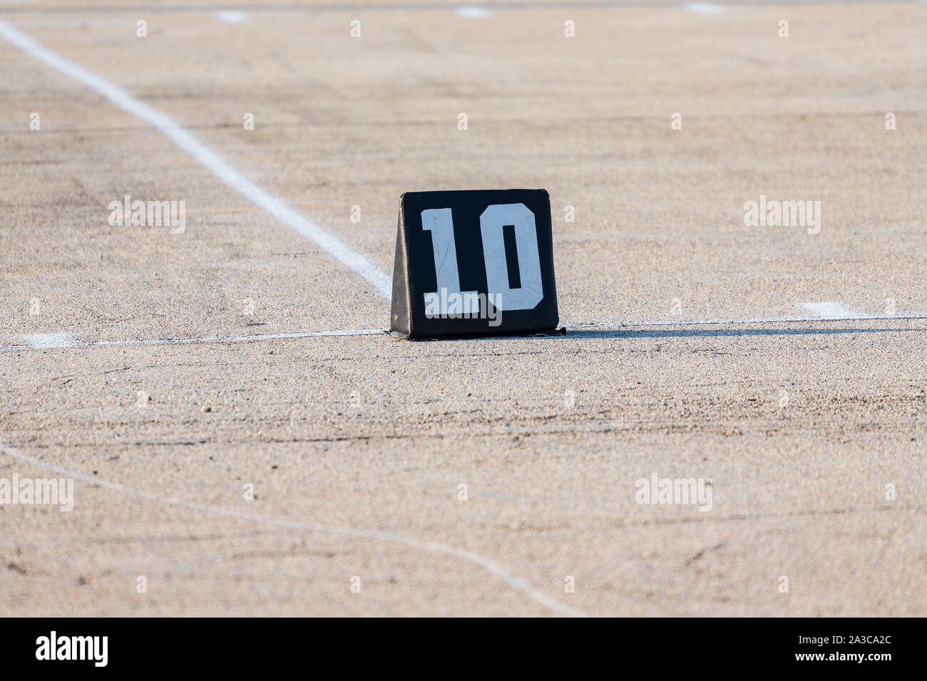 Le ten yard line marker prête à répétition à band camp Banque D'Images