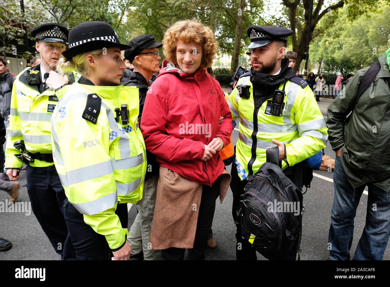 Westminster, London, UK - Lundi 7 octobre 2019 - Rébellion Extinction XR les manifestants bloquer les routes autour de Westminster - agents de police arrestation un manifestant à Millbank près de Parlement. Photo Steven Mai / Alamy Live News Banque D'Images