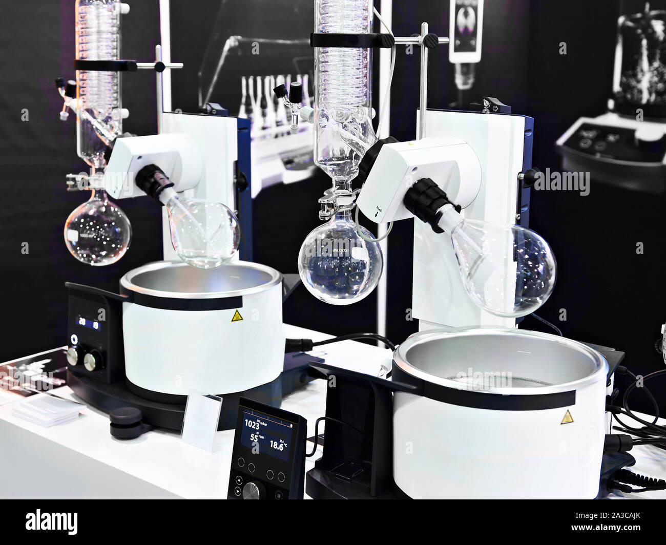 Évaporateur rotatif laboratoire avec préparation chimique dans une fiole Banque D'Images