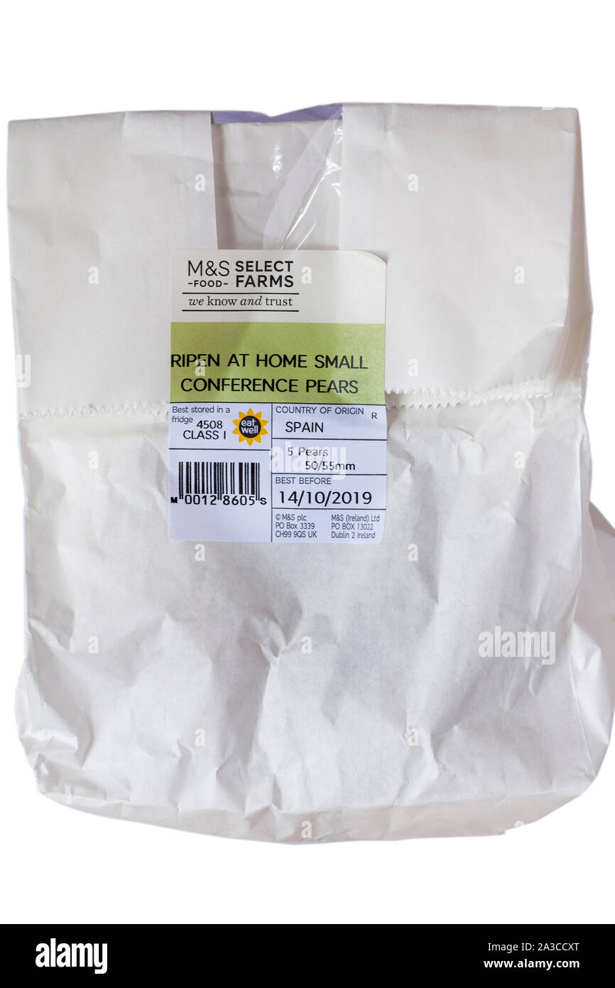 Sac de M&S de poires Conférence - Passer de l'emballage plastique au fruit vendu dans des sacs compostables papier isolé sur fond blanc Banque D'Images