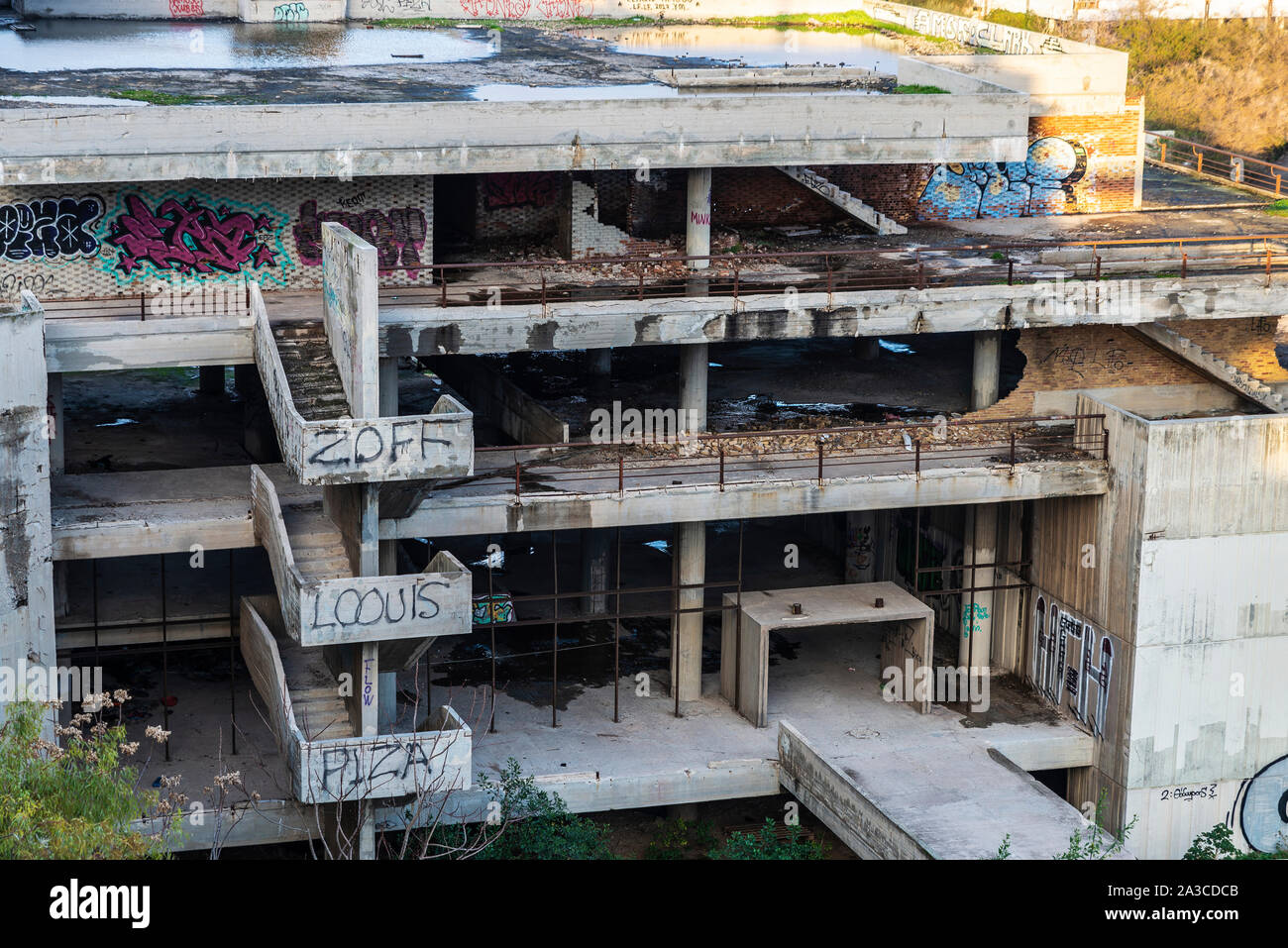 Athènes, Grèce - 1 janvier 2019 : bâtiment abandonné en cours de construction avec l'écriture graffiti à Athènes, Grèce Banque D'Images