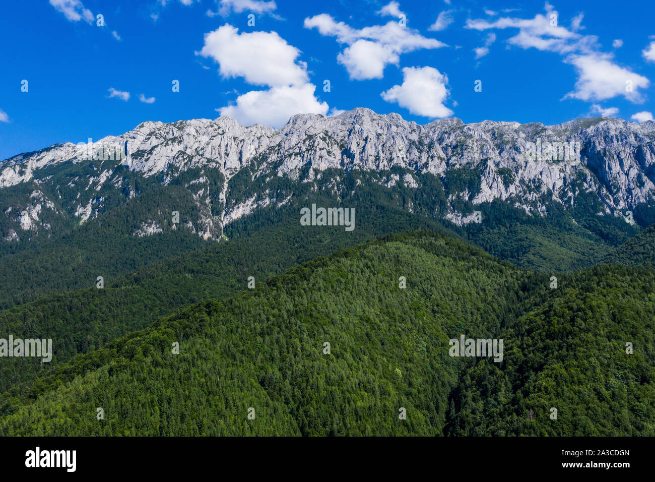 Vue aérienne de la montagne Piatra Craiului. Brasov, Roumanie. Banque D'Images