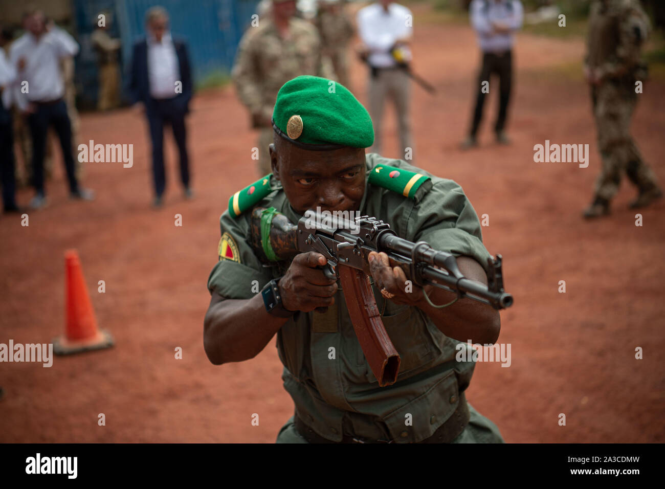 Koulikoro, Mali. 07Th Oct, 2019. Un soldat des forces armées maliennes prend part à un exercice au centre d'entraînement de Koulikoro. Le gouvernement fédéral Le ministre de la Défense effectuera une visite des soldats allemands au Mali le lundi. Credit : Arne Immanuel Bänsch/dpa/Alamy Live News Banque D'Images