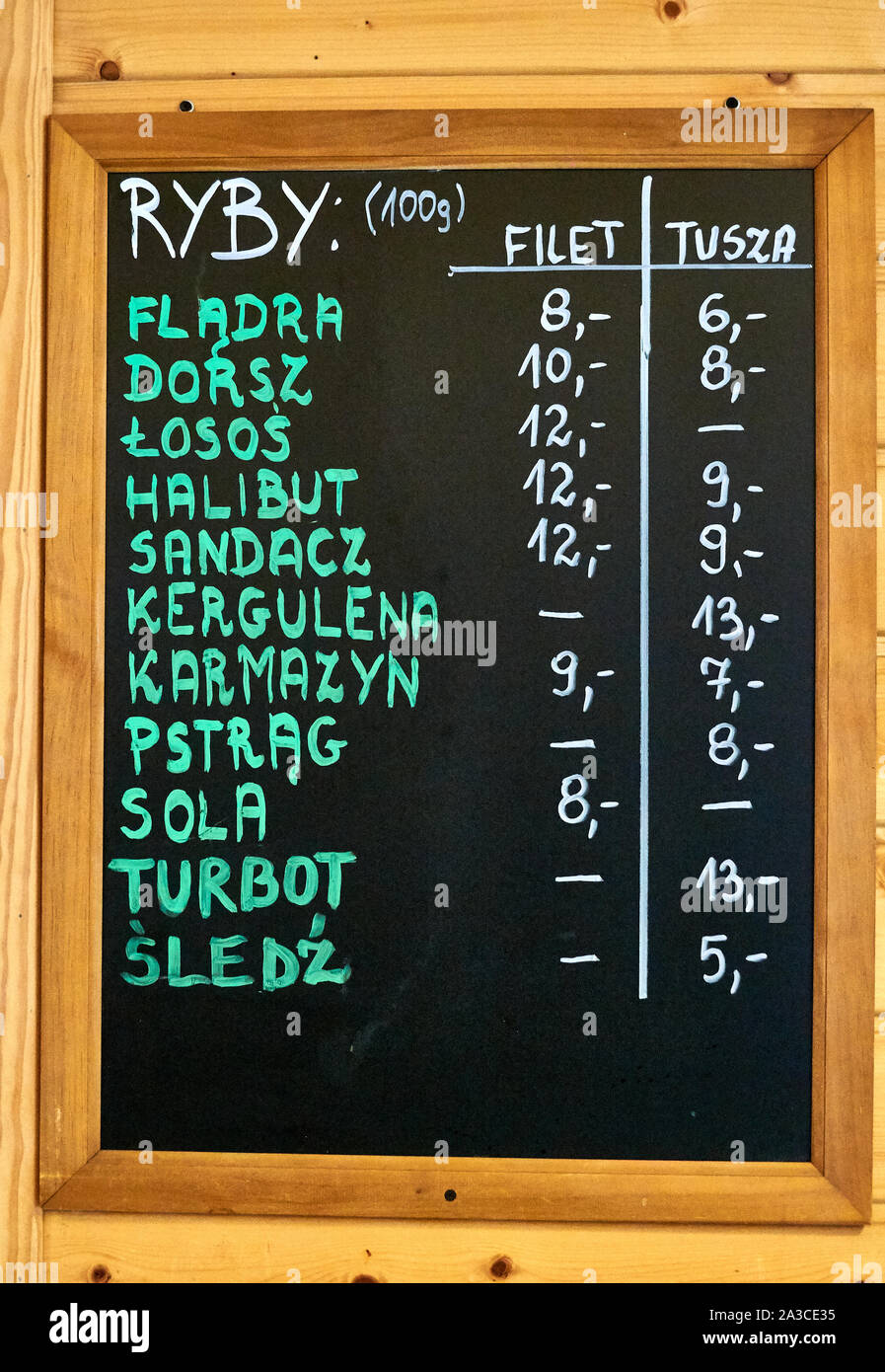 Une liste de menus dans un restaurant de fruits de mer sur une plage, Pologne Banque D'Images