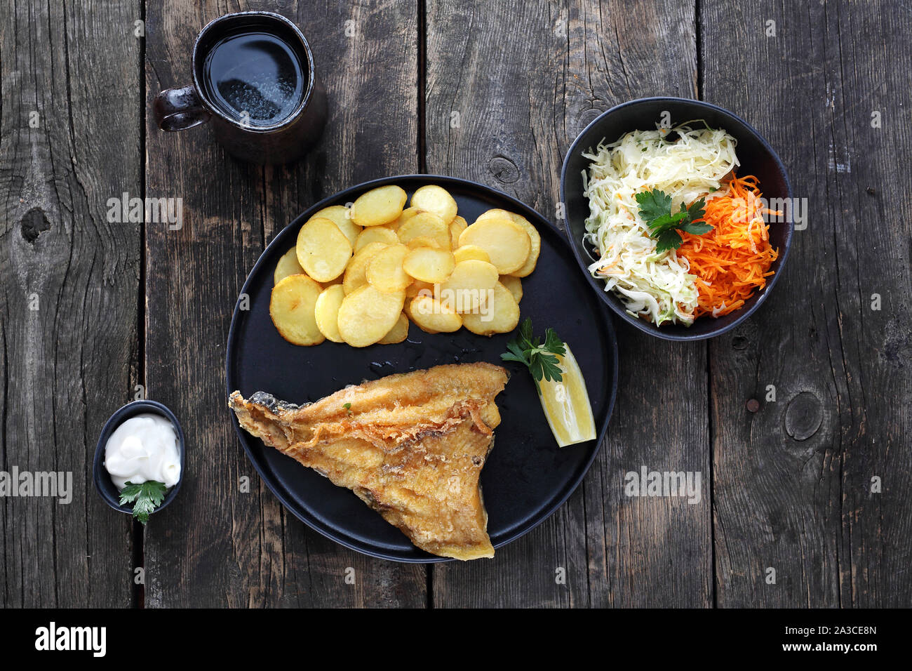 Poisson-frites et salade. Le Dîner repas. Vue de dessus Banque D'Images