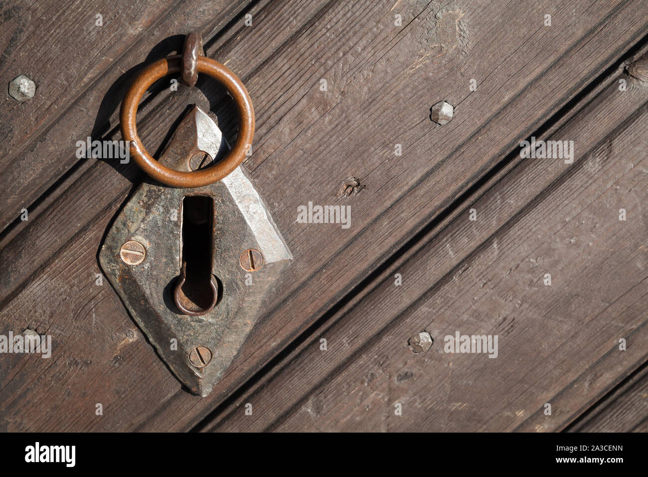 Ancienne serrure rouillée et petit anneau sur la porte en bois, close-up photo Banque D'Images