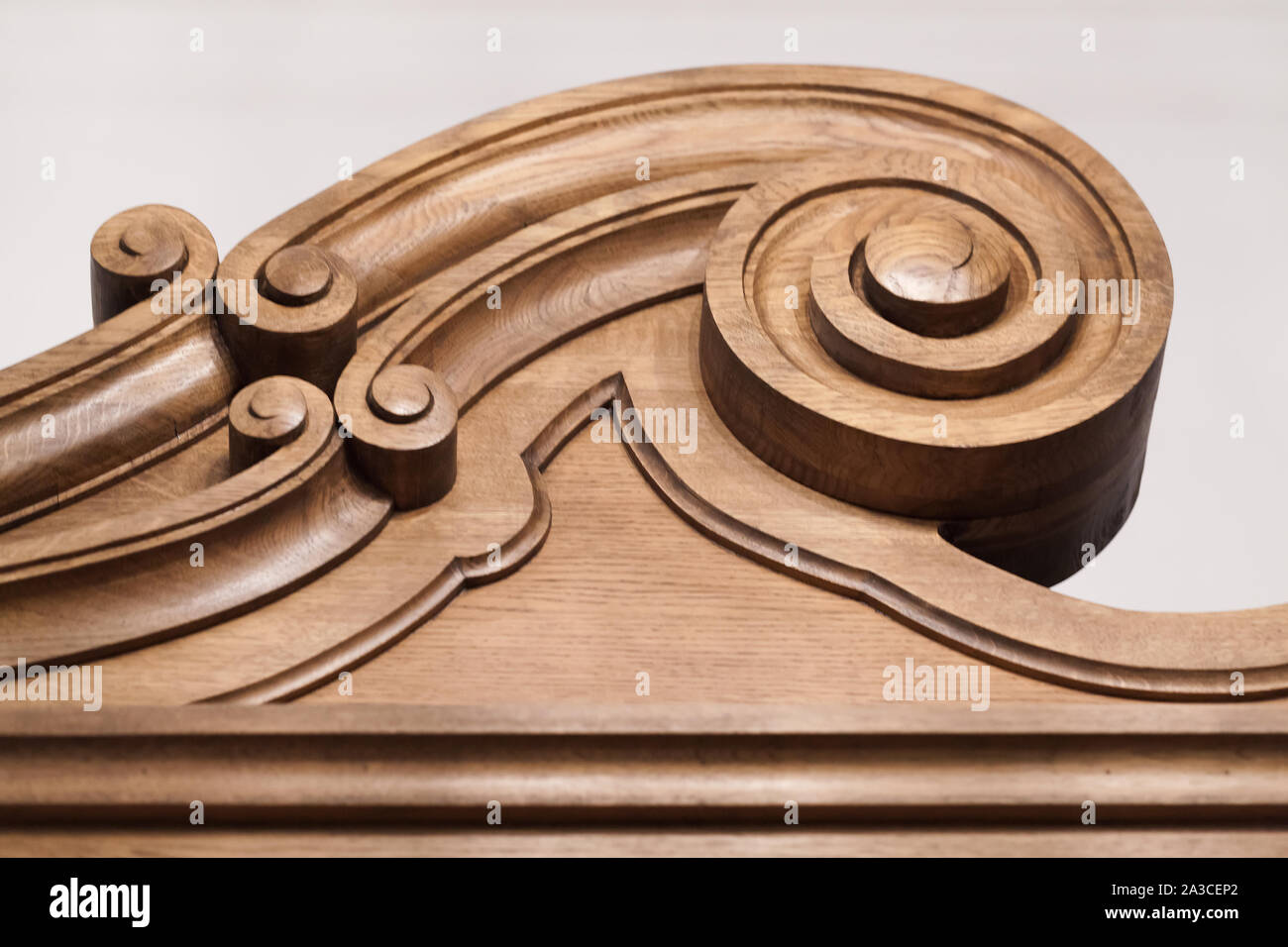 Élément décoratif sculpté en bois vintage de cabinet, close-up photo avec selective focus Banque D'Images