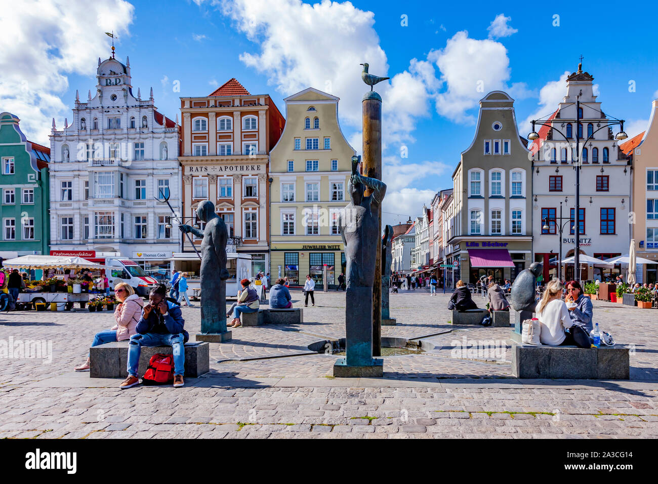 Le Neuer Markt a été le centre de la ville pour de nombreuses années. Il est entouré de maisons de style baroque et néoclassique qui rendent cette fontaine un Banque D'Images