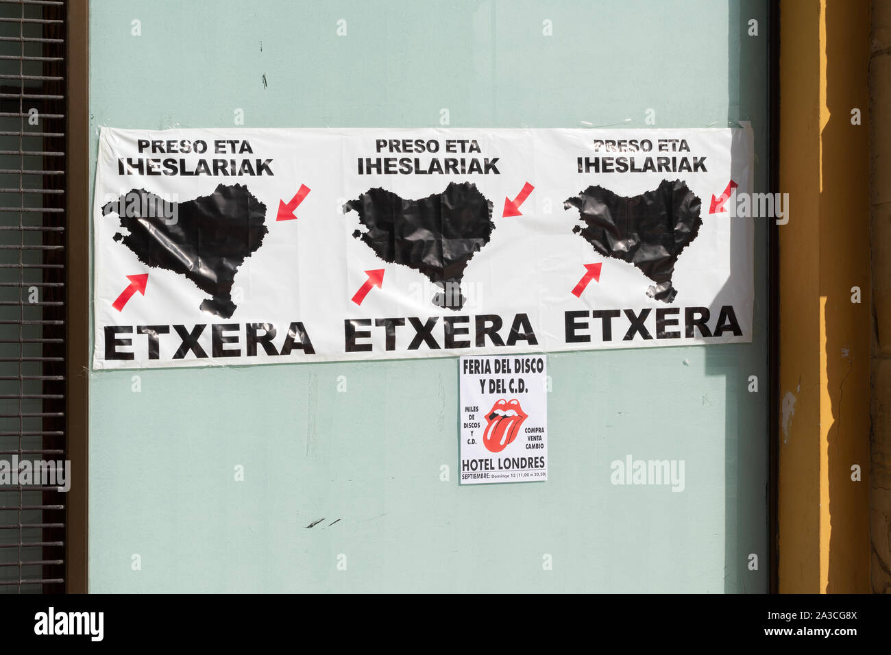 Mouvement pour l'indépendance Basque affiches campagne pour le retour des prisonniers et des exilés - San Sebastian, Espagne, Europe Banque D'Images