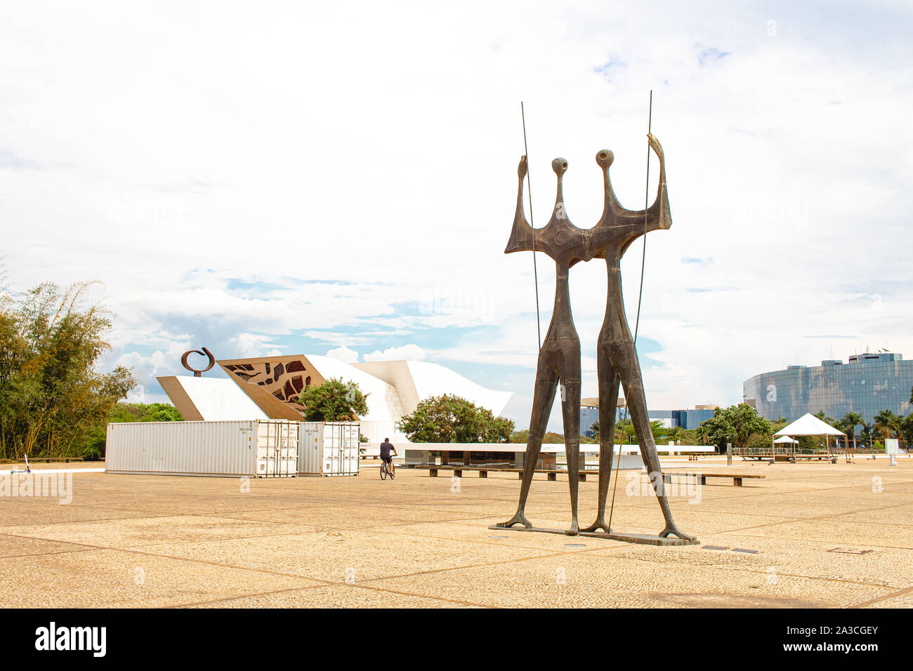 Photo de la sculpture 'Os Candangos' ou 'Dois Guerreiros" situé sur la place des trois pouvoirs dans la ville de Brasilia. Banque D'Images