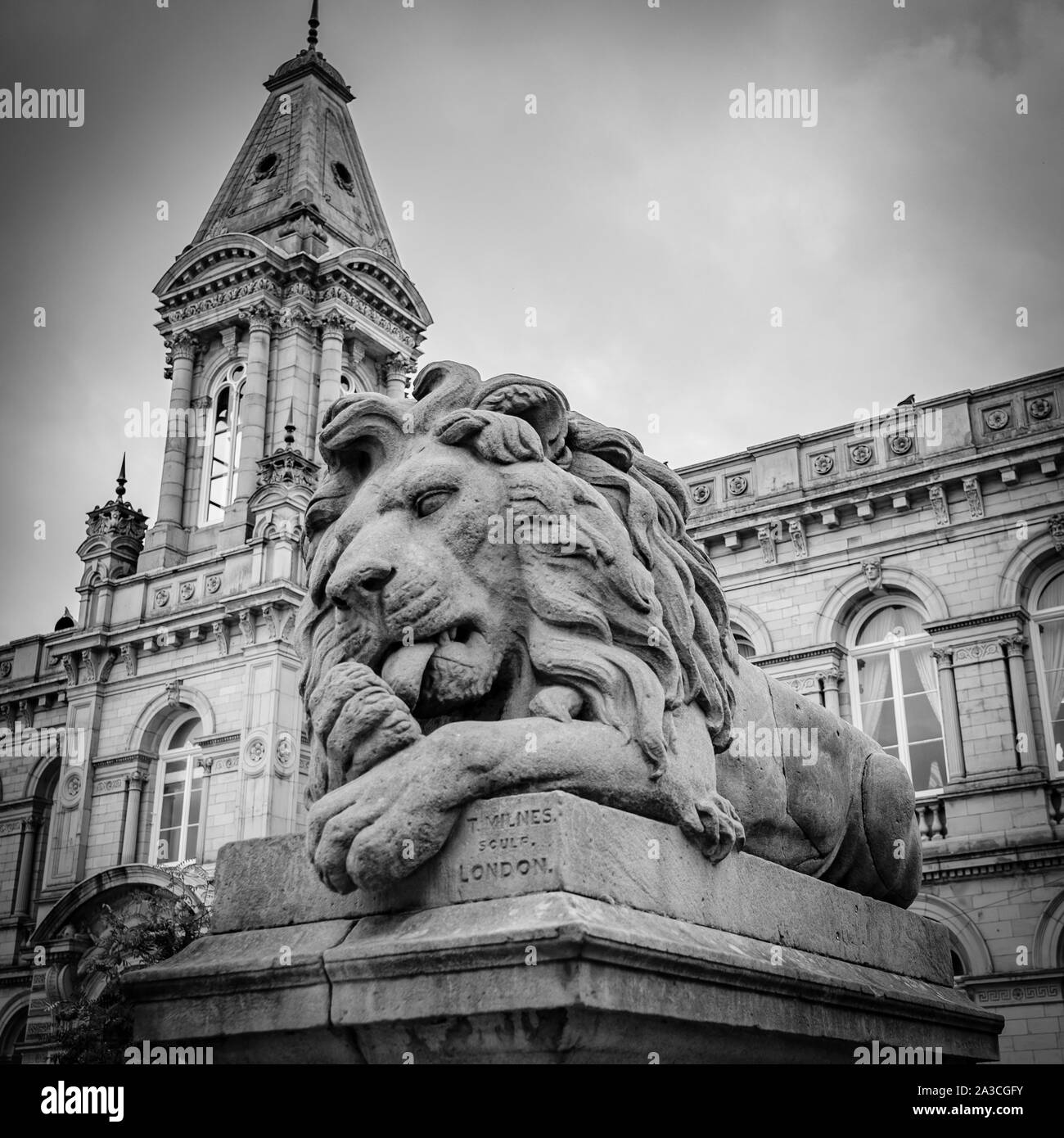 Les Lions à l'extérieur de Victoria Hall à Saltaire Village modèle, Bradford, Royaume-Uni Banque D'Images