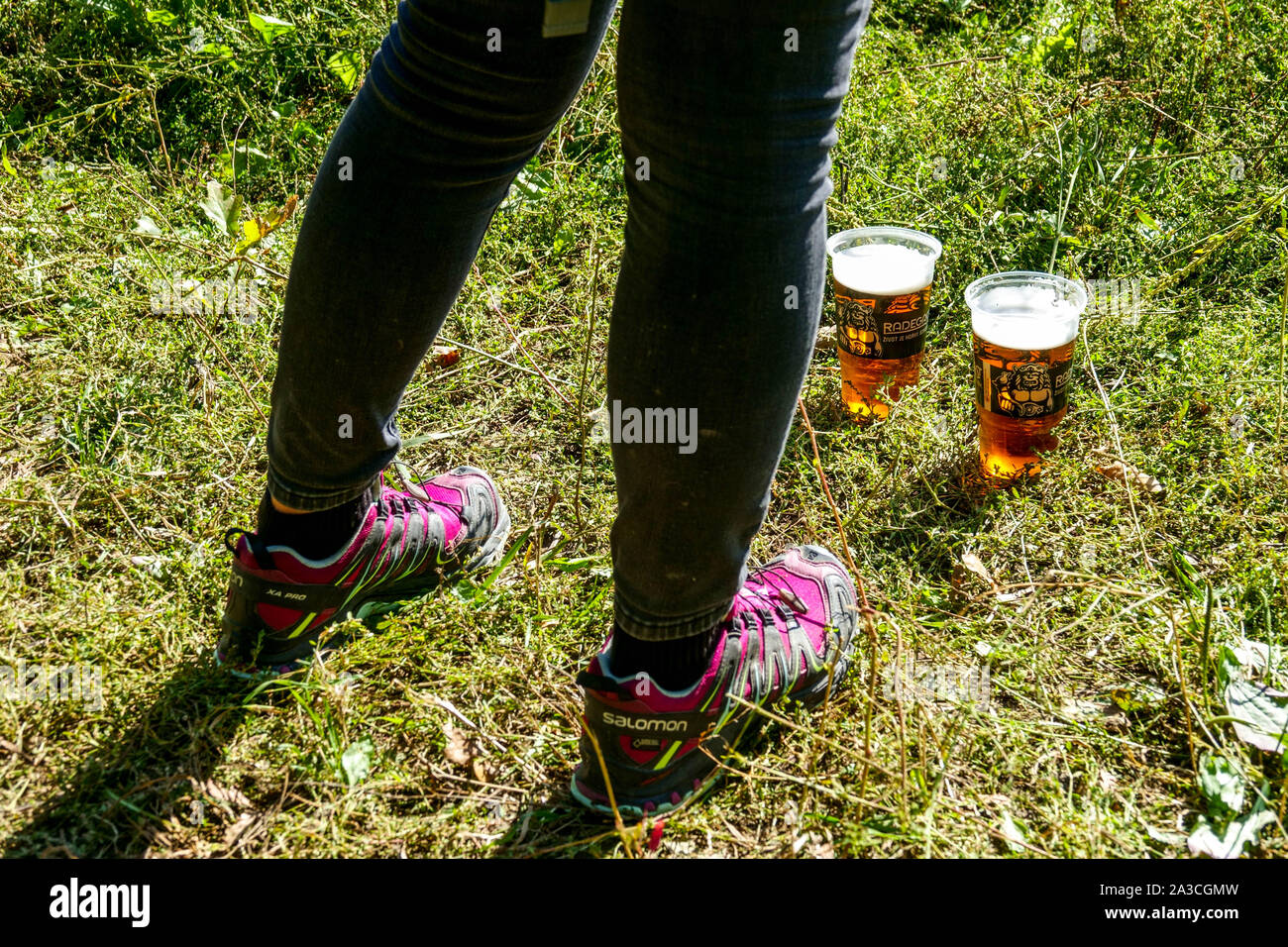 La bière dans des gobelets en plastique Banque D'Images