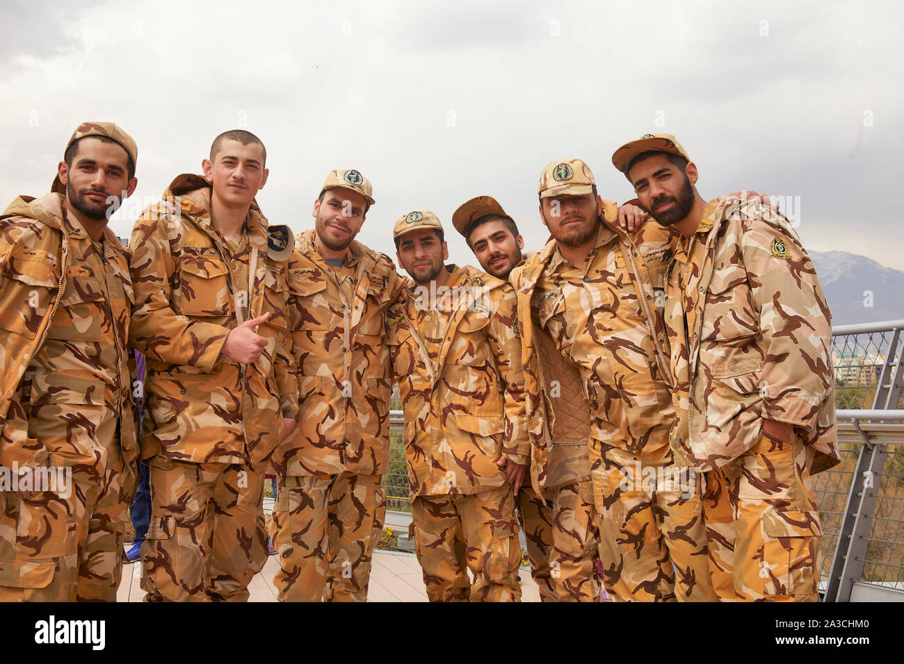 L'Iran Téhéran Téhéran pont Tabiat Touristattraction militairs posing 30-03-2017 foto : Jaco Claude Rostand Banque D'Images