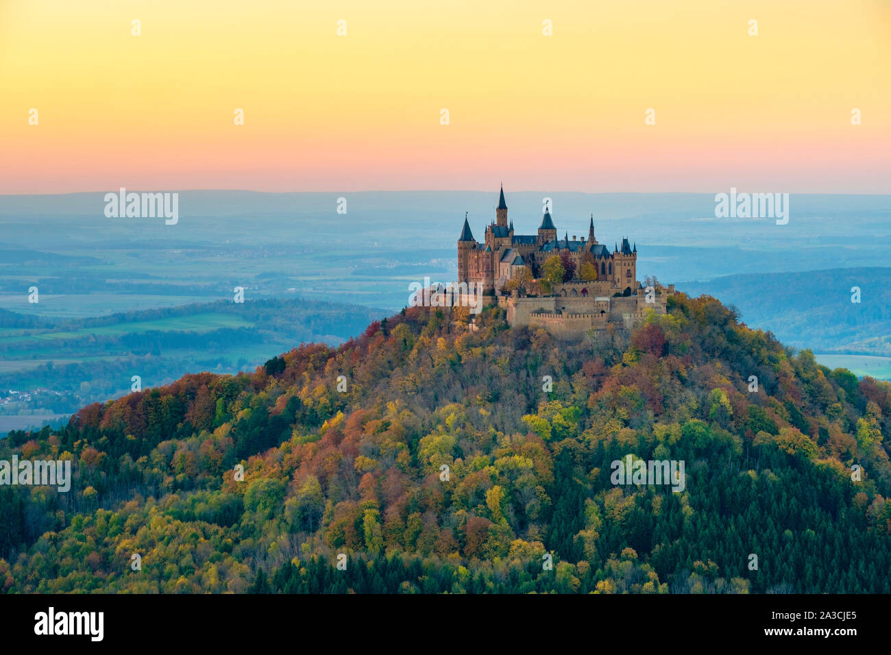 Le château de Burg Hohenzollern au coucher du soleil, Bisingen, Bade-Wurtemberg, Allemagne Banque D'Images