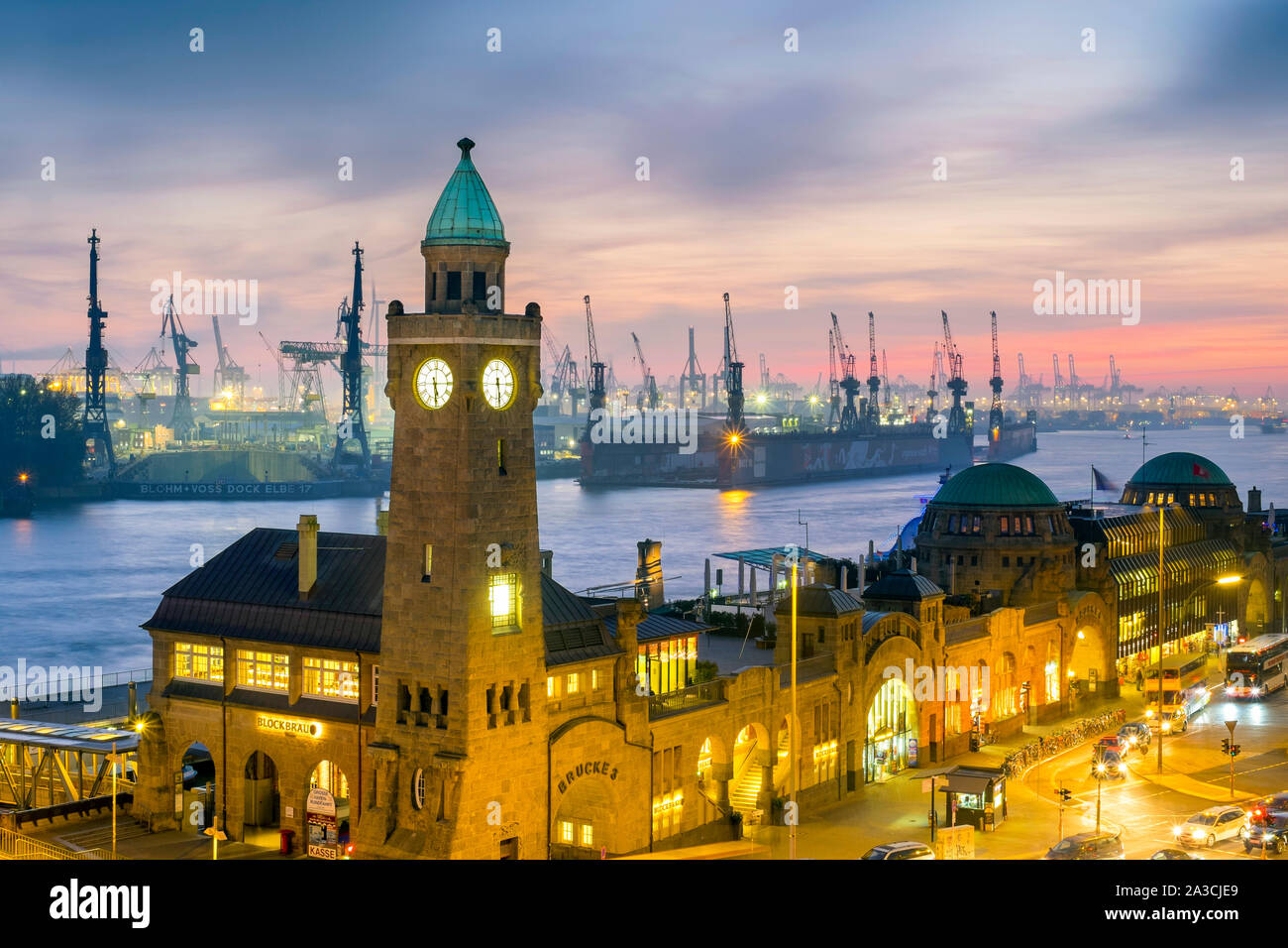 St Pauli et Landungsbrüken l'Elbe au coucher du soleil, Hambourg, Allemagne Banque D'Images