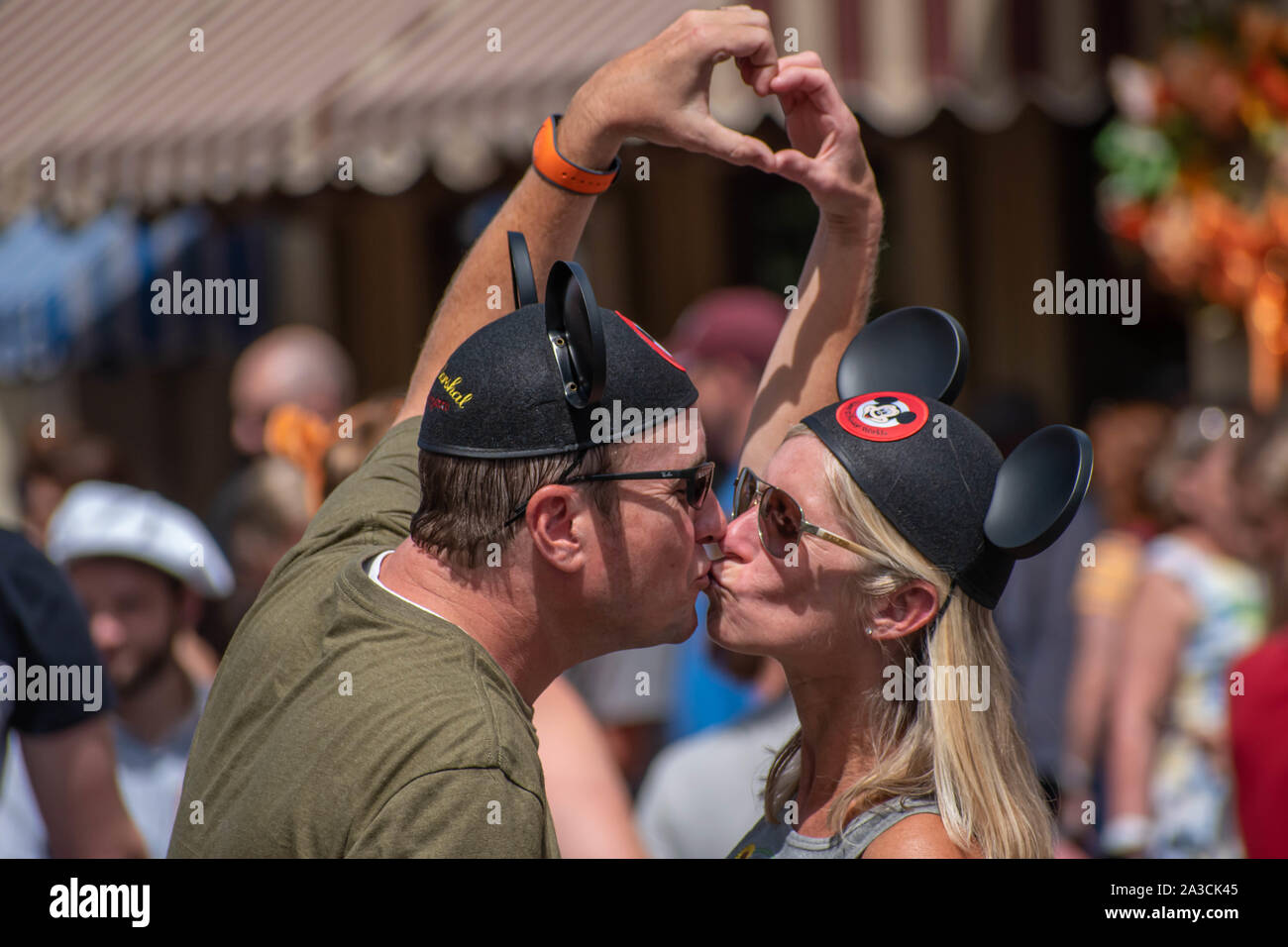 Orlando, Floride. 23 septembre, 2019. Couple romantique et faisant un coeur avec les mains en magie Kigndom Banque D'Images