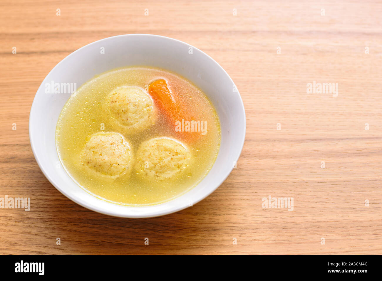 Balle kneidlach traditionnelle soupe matzoh.bol blanc avec d'authentiques matzo ball goût poulet soupe bouillon tradition alimentaire pour la Pâque juive et de tous les jours. Banque D'Images