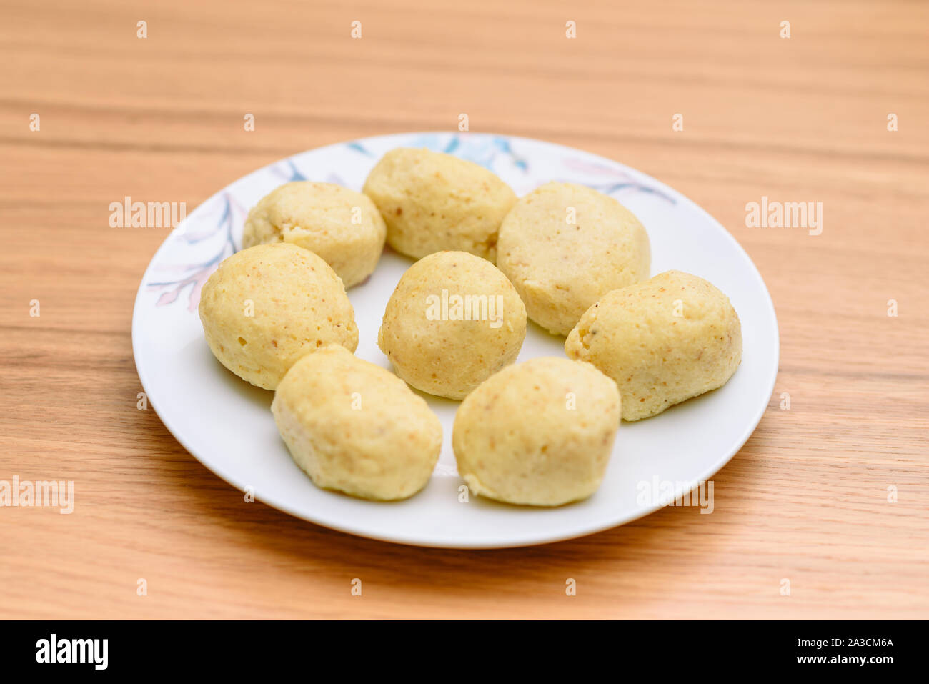 Balle kneidlach matzoh traditionnels pour la soupe.White platel avec foi matzo ball pour goûter la soupe bouillon de poulet tradition alimentaire pour la Pâque juive et de tous les jours. Banque D'Images