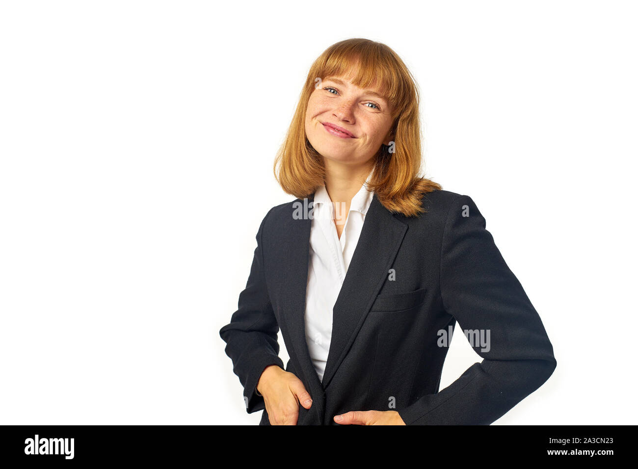 Image of female office worker habillé en chemise blanche et blazer sombre. Femme rousse en tenue d'affaires à happyly à la caméra et smili Banque D'Images