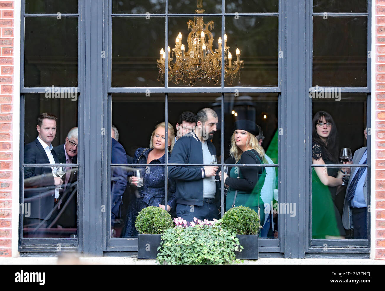 Regarder les gens membres de l'extinction de la dernière marche de la rébellion Shelbourne Hotel, Dublin, car ils commencent une semaine de l'action directe pour mettre en évidence l'inaction climatique Gouvernements irlandais dans le centre-ville de Dublin. Banque D'Images