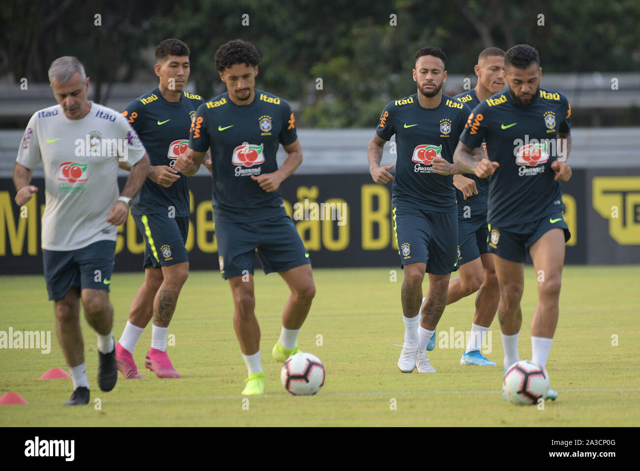 Singapour. Oct 7, 2019. Les joueurs du Brésil assister à la séance de formation au football Kallang Noeud Singapour le Oct 7, 2019. Credit : Photo par puis Chih Wey/Xinhua/Alamy Live News Banque D'Images Singapour. Oct 7, 2019. Les joueurs du Brésil assister à la séance de formation au football Kallang Noeud Singapour le Oct 7, 2019. Credit : Photo par puis Chih Wey/Xinhua/Alamy Live News Banque D'Images