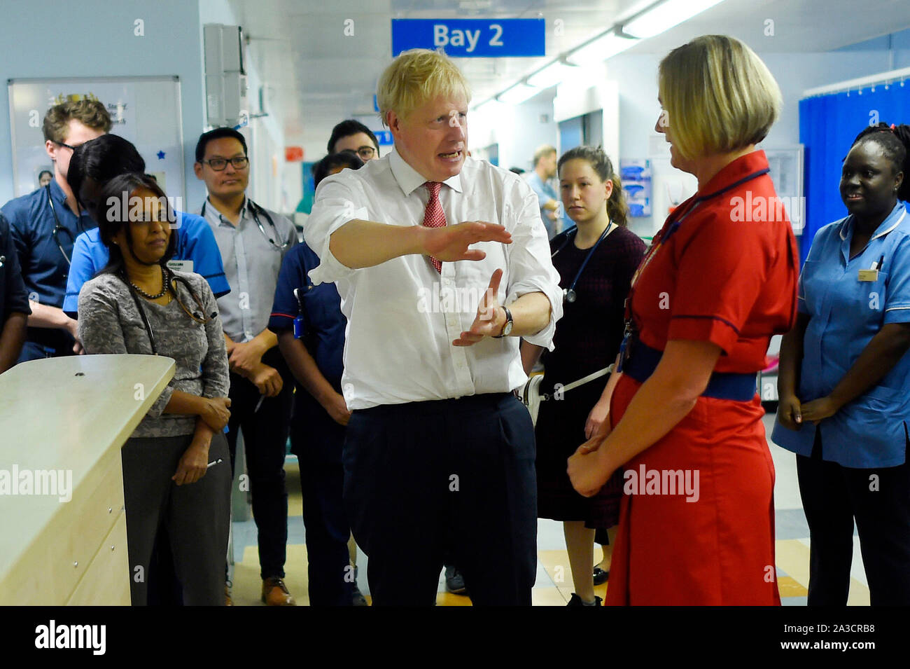 - RETRANSMISSION de corriger la date. Premier ministre Boris Johnson parle au personnel médical au cours de sa visite à l'Hôpital général de Watford, suite aux récentes annonces sur de nouveaux fonds pour le NHS. Banque D'Images