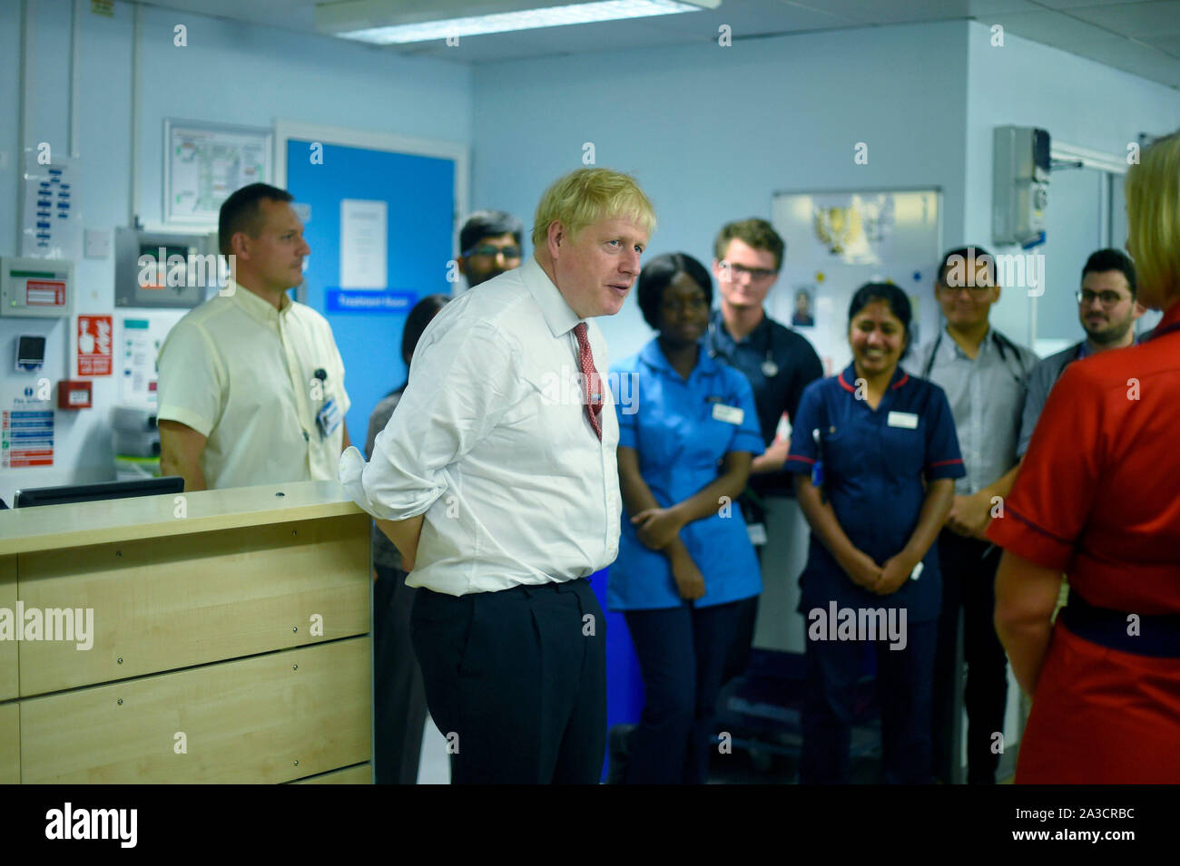 - RETRANSMISSION de corriger la date. Premier ministre Boris Johnson parle au personnel médical au cours de sa visite à l'Hôpital général de Watford, suite aux récentes annonces sur de nouveaux fonds pour le NHS. Banque D'Images