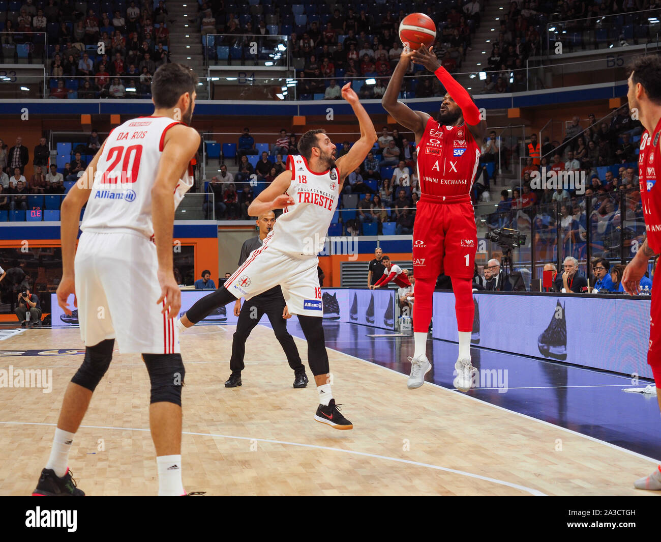 Shelvin mack d'ax armani olimpia milano tira du 3 entravée par cavaliero de Trieste, Trieste pendant vs un|x Armani Exchange Olimpia Mi Banque D'Images