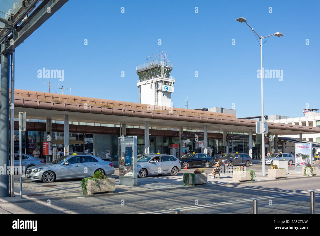 Terminal des arrivées et départ, l'Aéroport Jože Pučnik de Ljubljana, Ljubljana, Slovénie, Brnik Banque D'Images