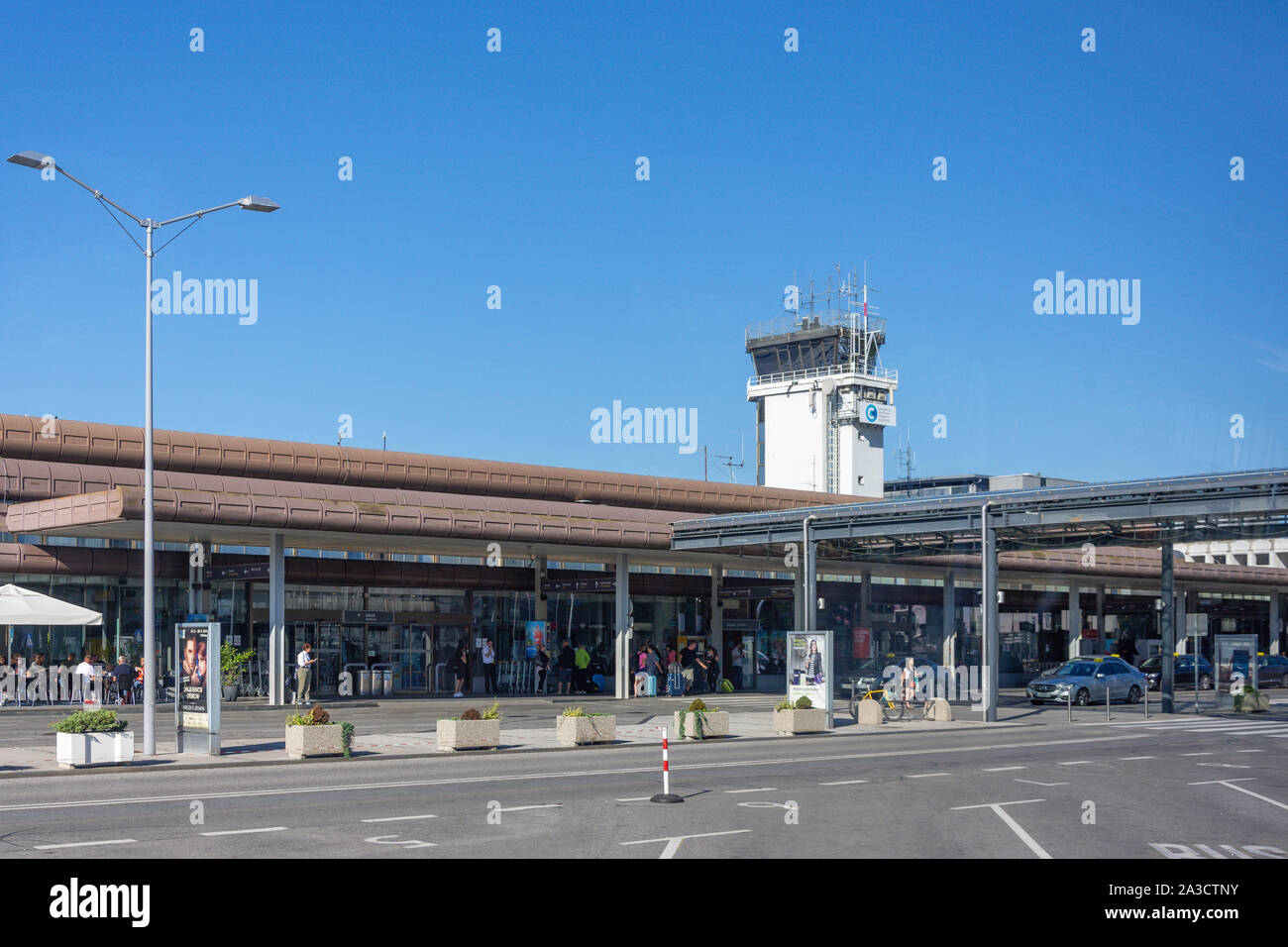 Terminal des arrivées et départ, l'Aéroport Jože Pučnik de Ljubljana, Ljubljana, Slovénie, Brnik Banque D'Images