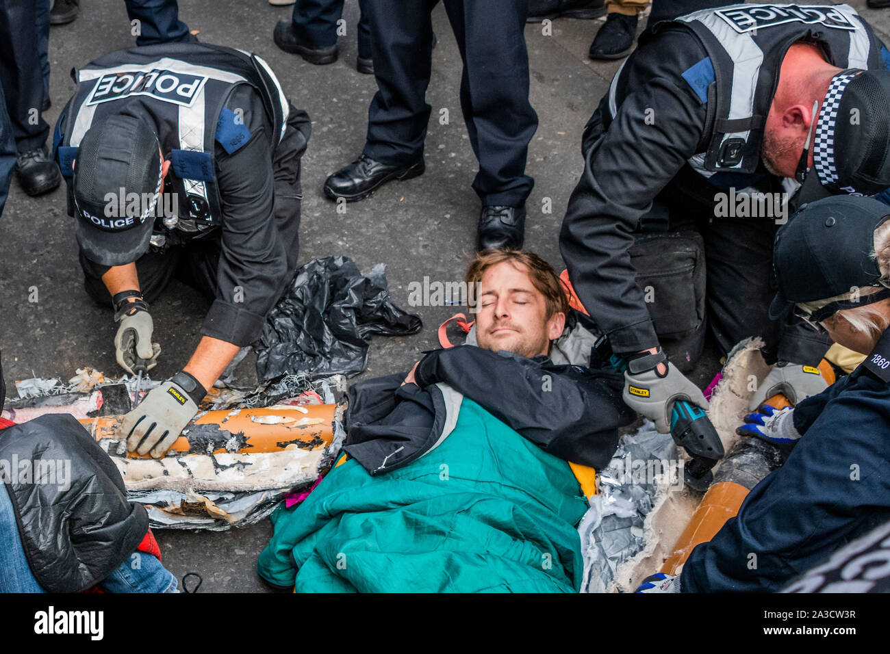 Commencer la police pour séparer les manifestants bloquant Whitehall - Rébellion Extinction démarrer l'action Octobre qui va bloquer les routes dans le centre de Londres jusqu'à deux semaines. Ils sont une nouvelle fois en lumière l'urgence climatique, avec le temps presse pour sauver la planète d'une catastrophe climatique. Cela fait partie de l'ER et d'autres manifestations pour exiger des mesures par le gouvernement britannique sur la 'crise climatique'. L'action fait partie d'une protestation coordonnée. Banque D'Images