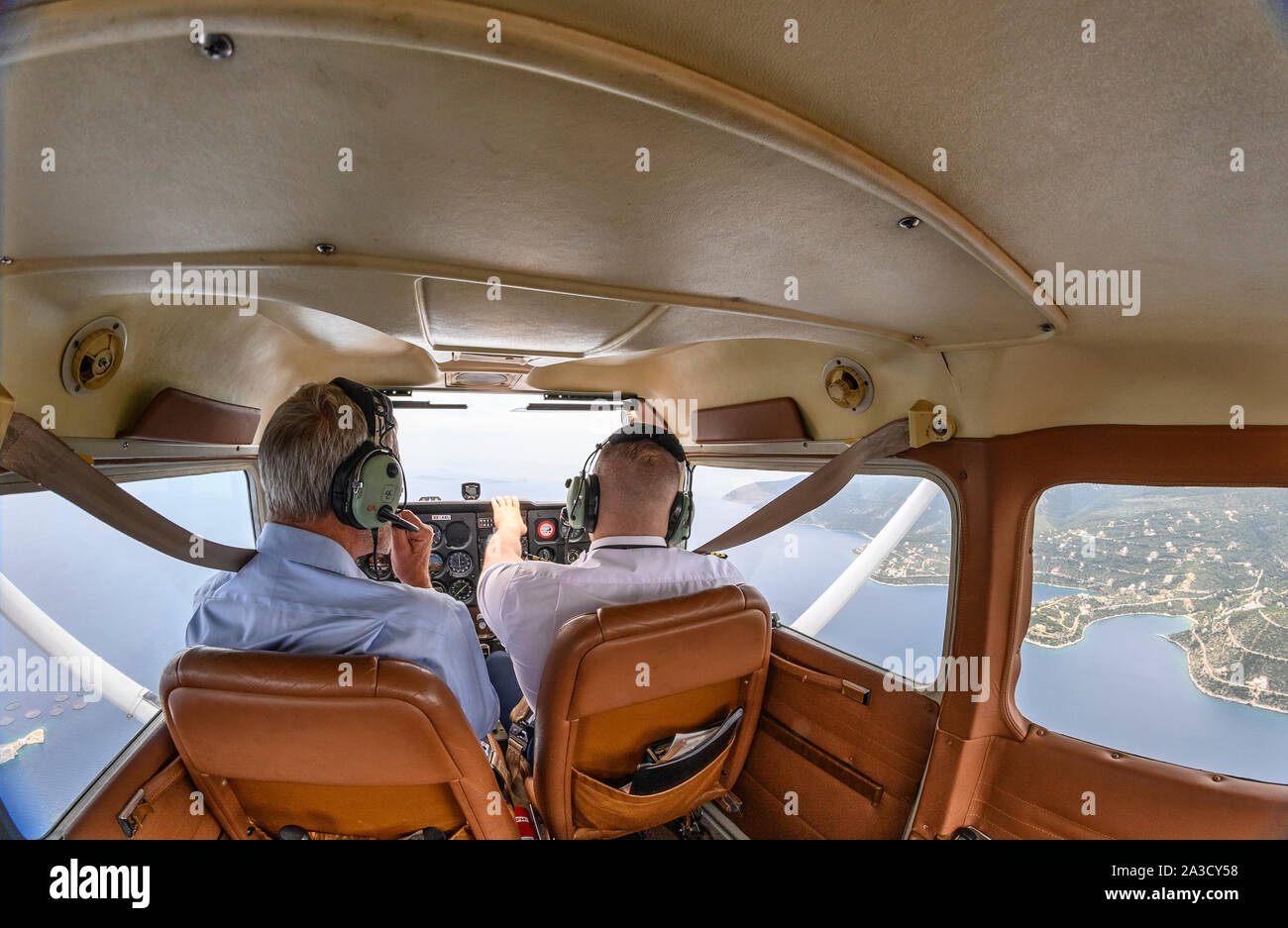 Pilote et co-pilote dans un avion Cessna 172 survolant Megalo Amoni, le Corinthia, dans le golfe de Saros , Grèce Banque D'Images