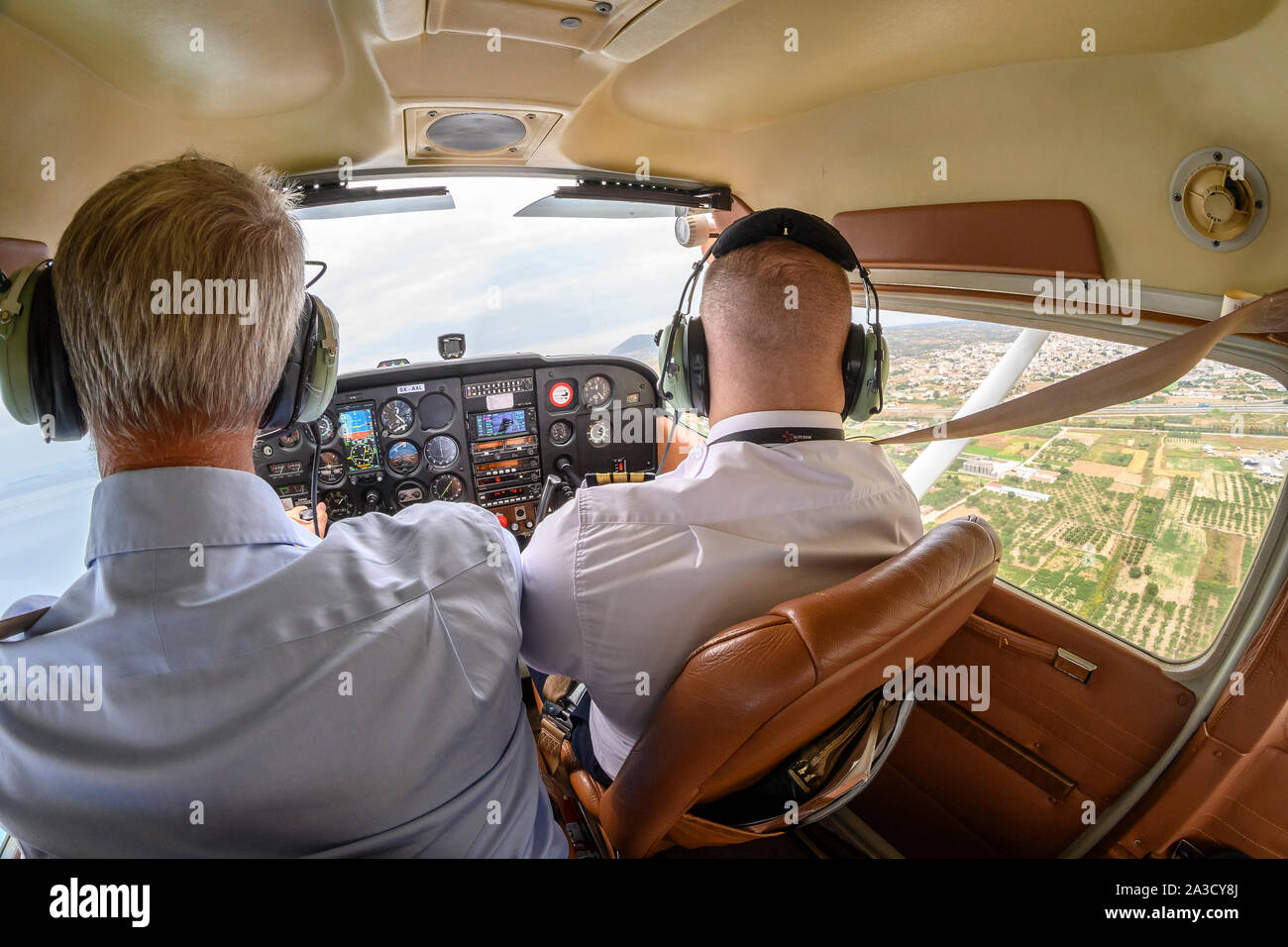 Pilote et co-pilote dans un Cessna 172 vol d'un avion plus de Mégara près d'Athènes, Attique, Grèce Banque D'Images Pilote et co-pilote dans un Cessna 172 vol d'un avion plus de Mégara près d'Athènes, Attique, Grèce Banque D'Images