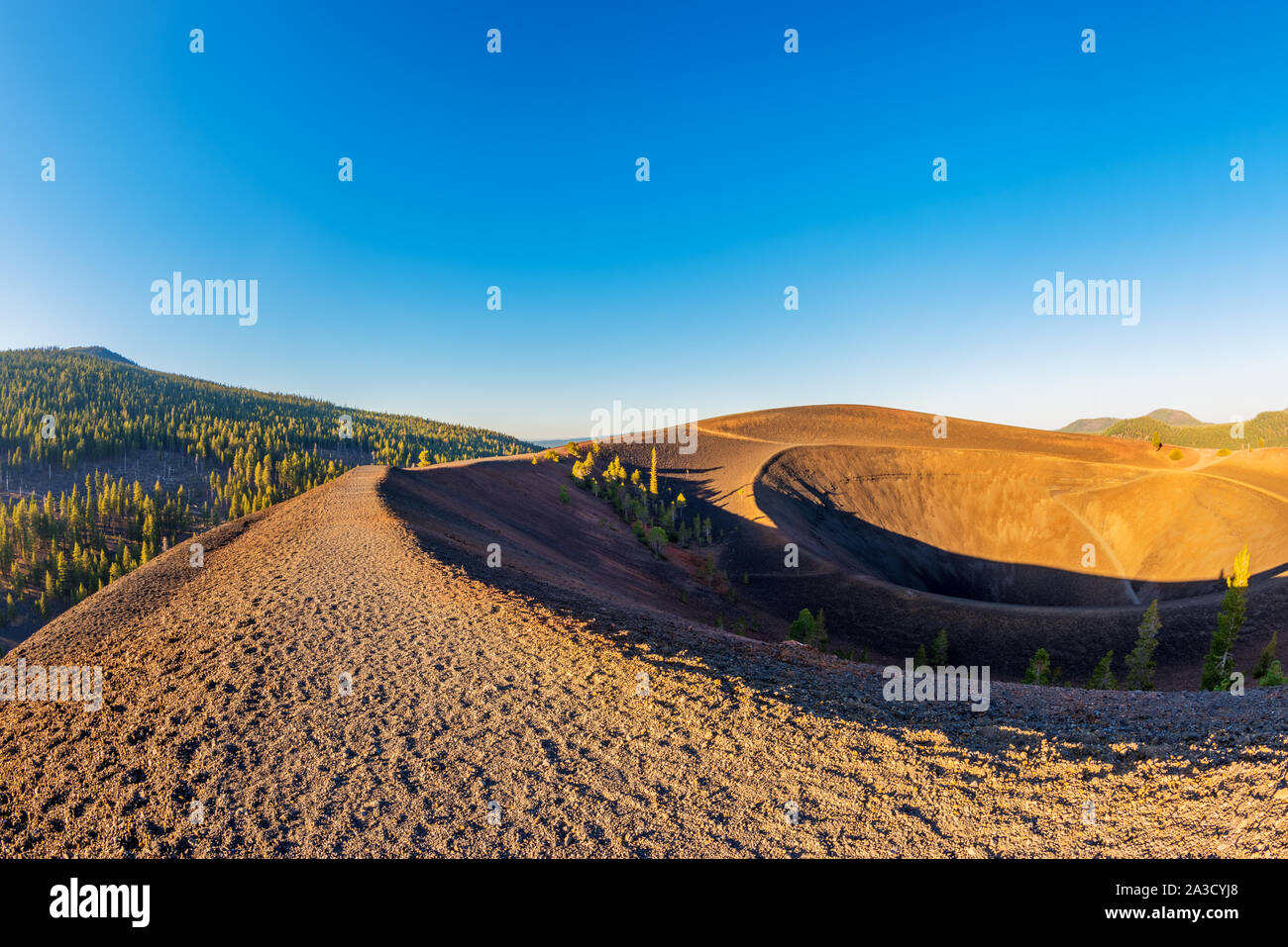 Sentier de gravier sur sommet de Lassen Volcanic National Park, California, USA autour de coucher du soleil. Capturé avec objectif Fisheye. Banque D'Images